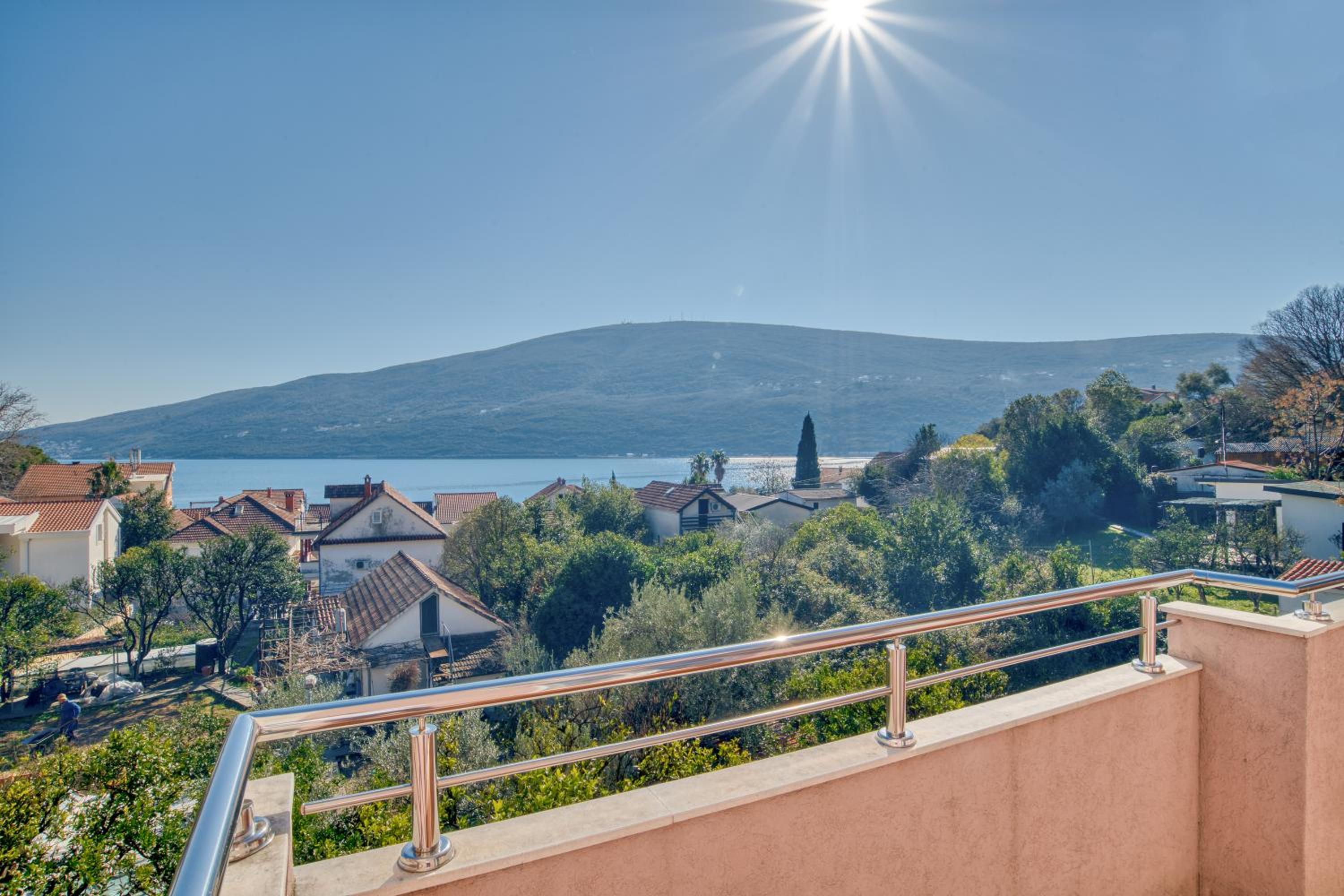 Deluxe One-Bedroom Apartment with Sea View - Photo 8