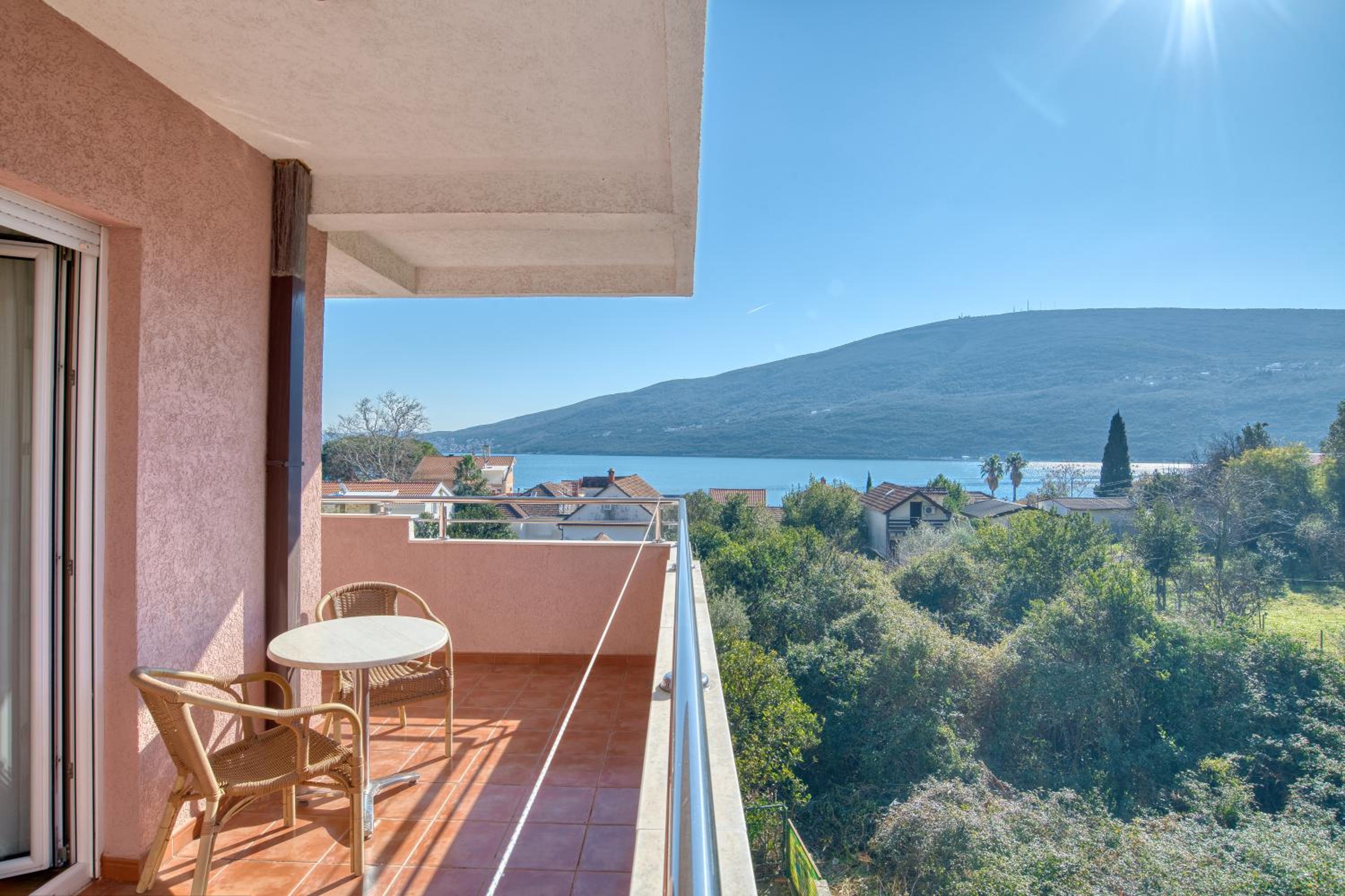 Deluxe One-Bedroom Apartment with Sea View - Photo 7