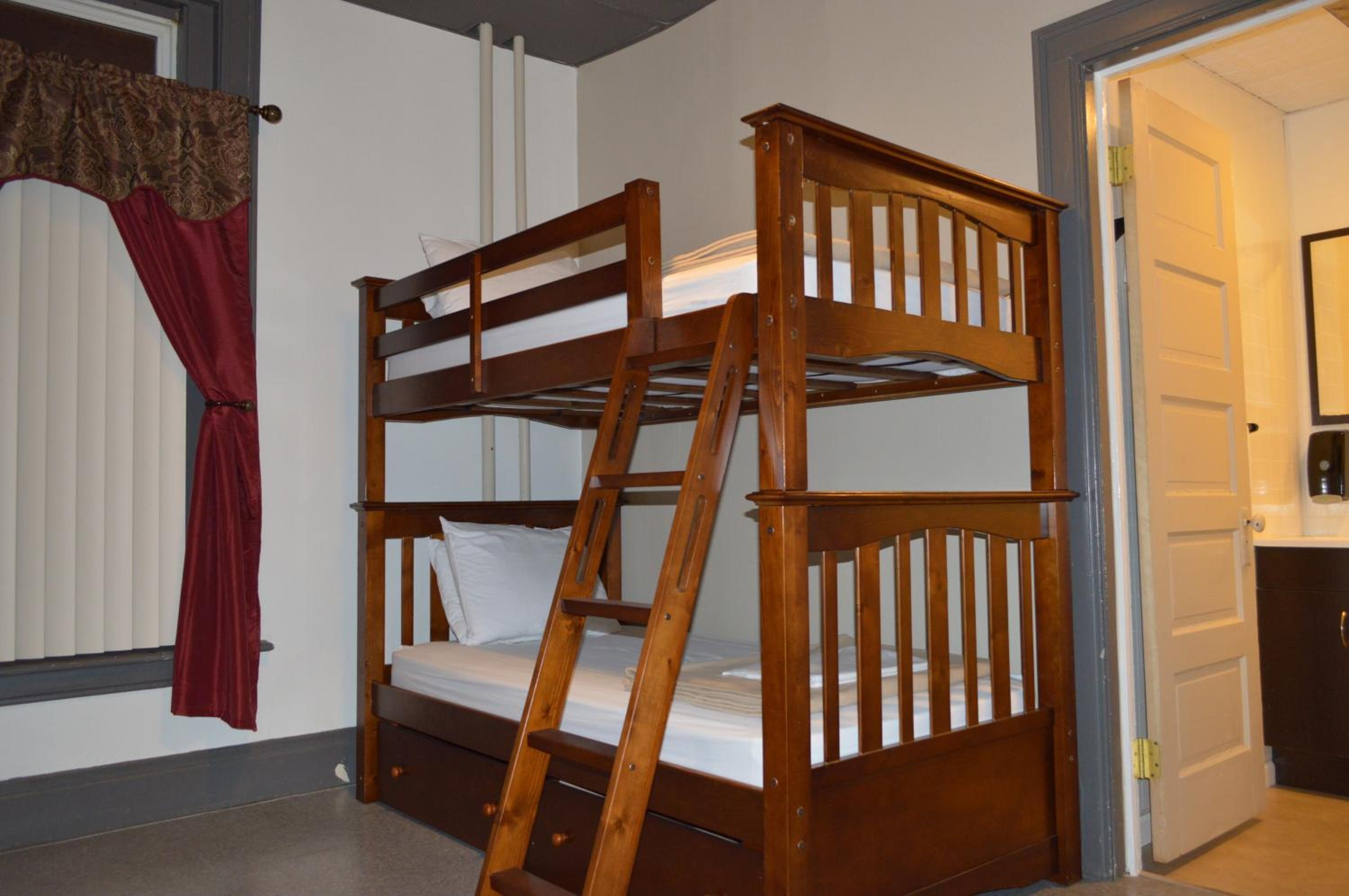 Queen Room photo 2