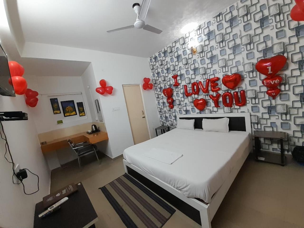 Deluxe Double Room (2 Adults + 1 Child) - Photo 12