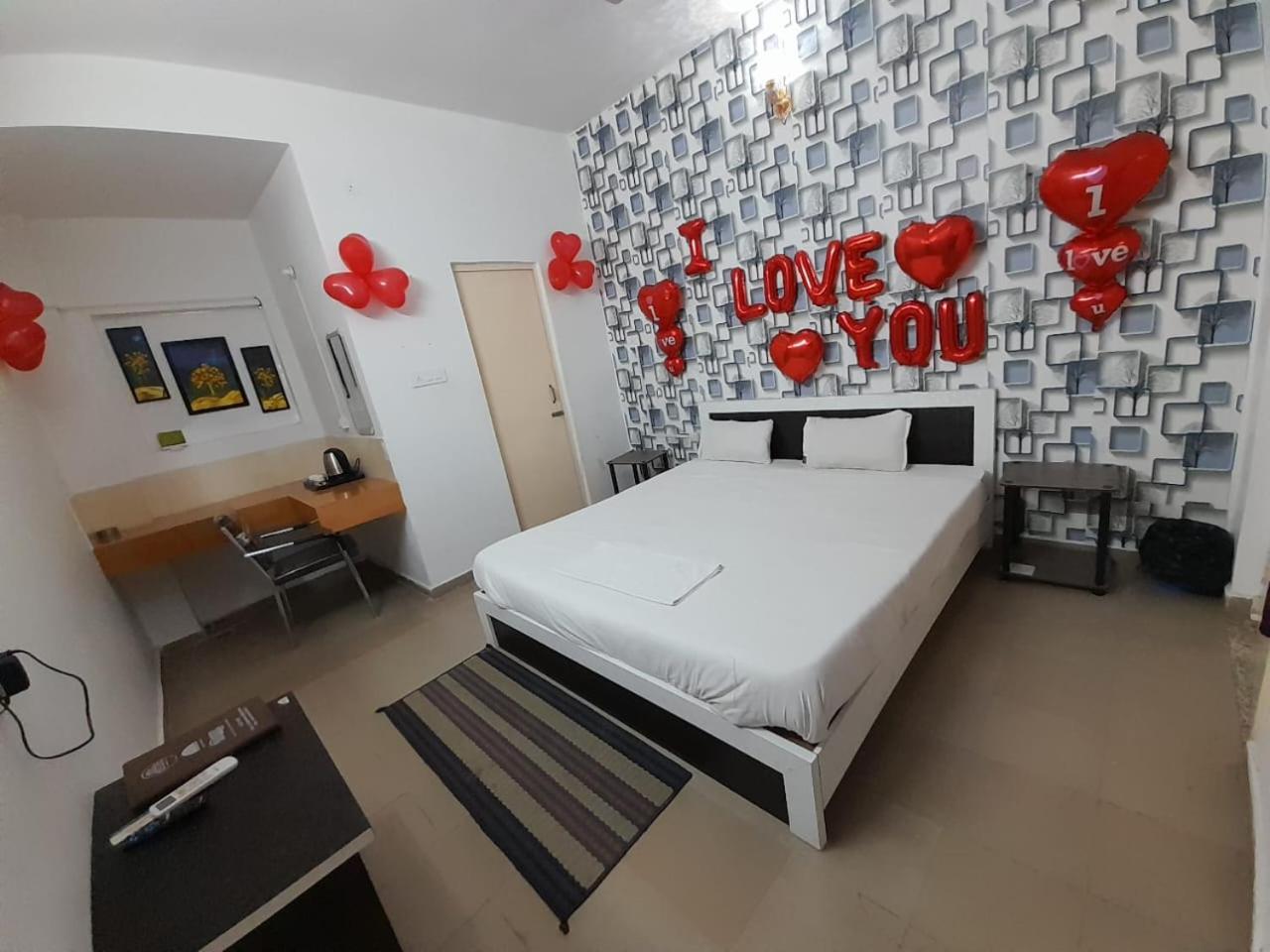 Deluxe Double Room (2 Adults + 1 Child) - Photo 8