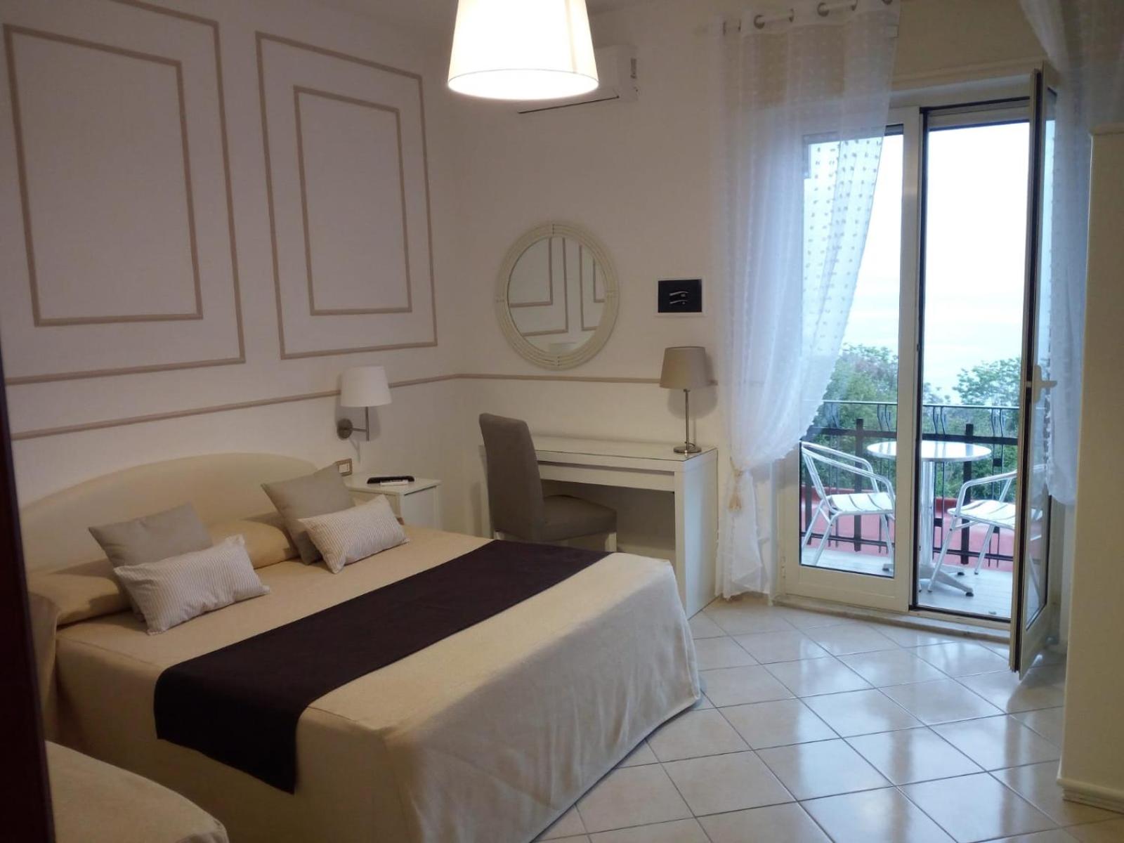 Quadruple Room with Sea View - Photo 6