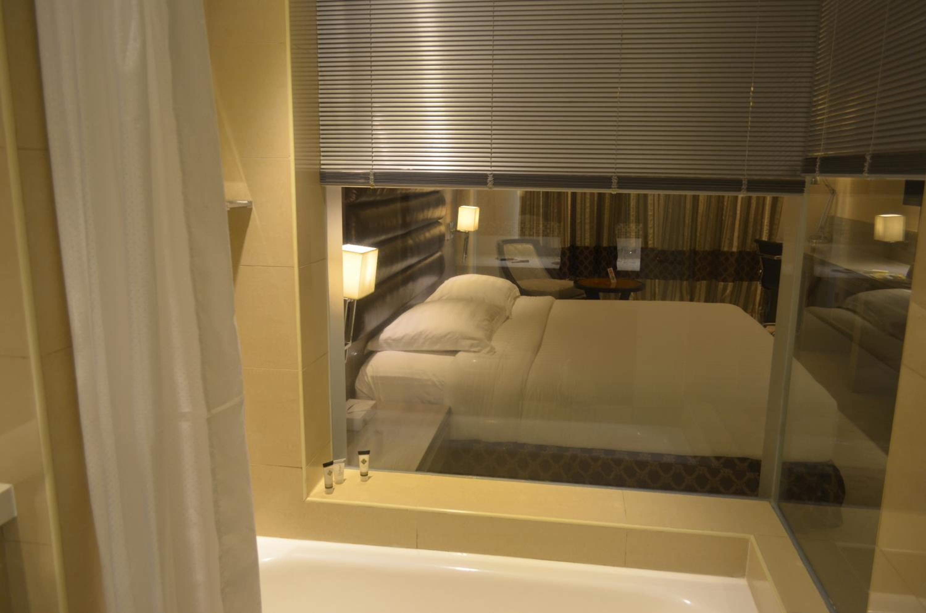 Deluxe King Room (with glass Bathroom and Bathtub) - Photo 4
