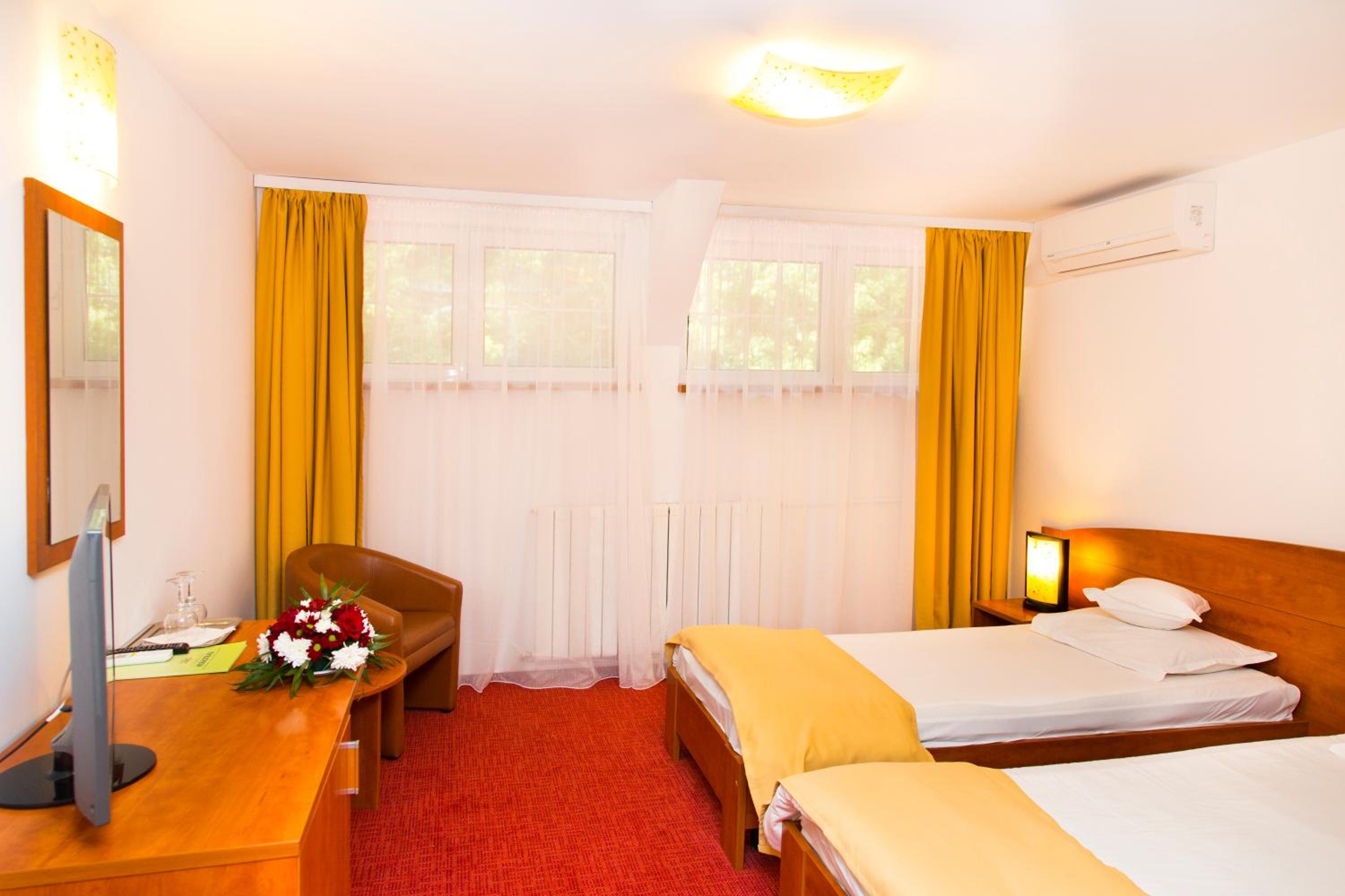 Standard Twin Room - Photo 5