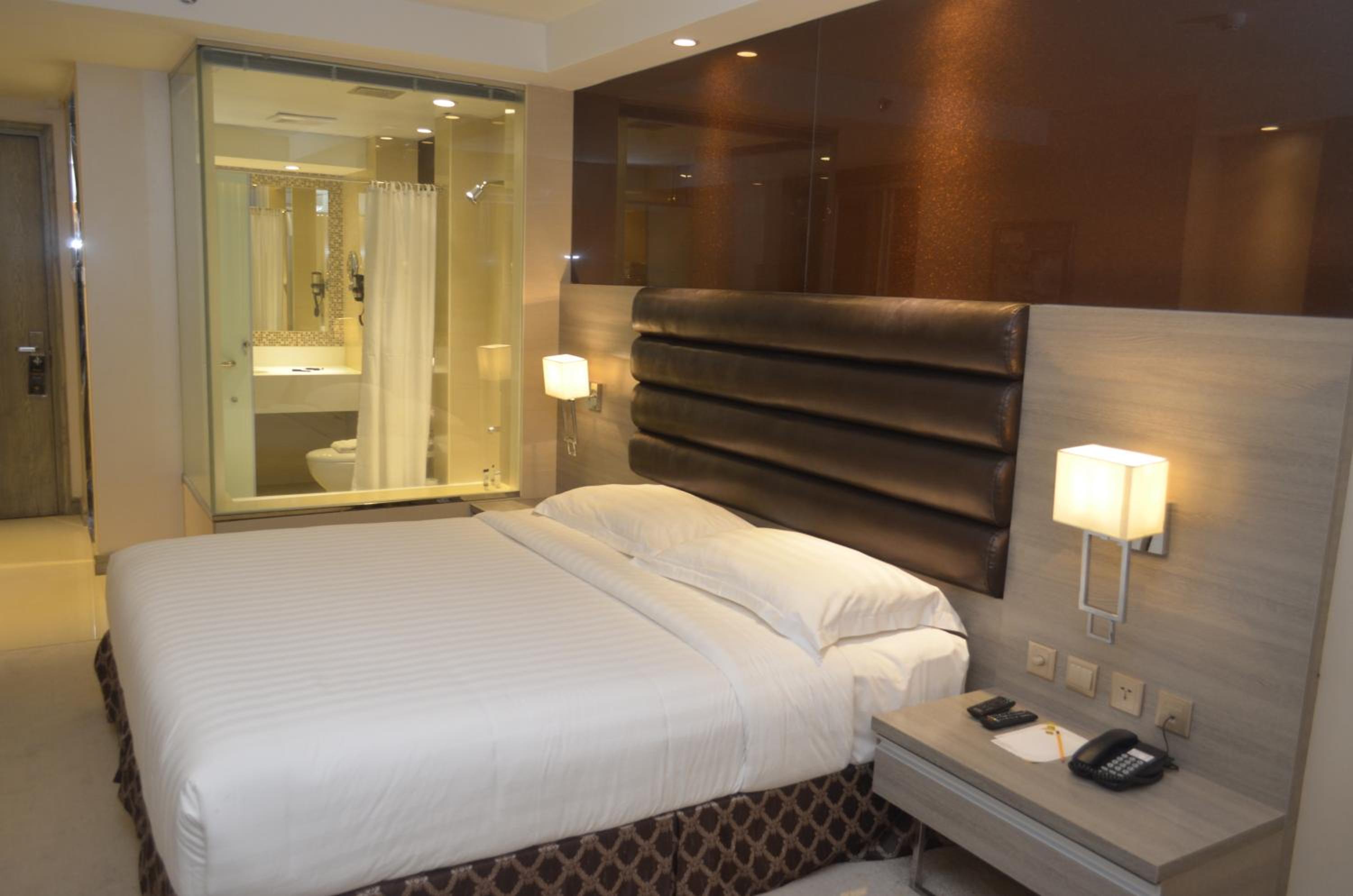 Deluxe King Room (with glass Bathroom and Bathtub) - Photo 1