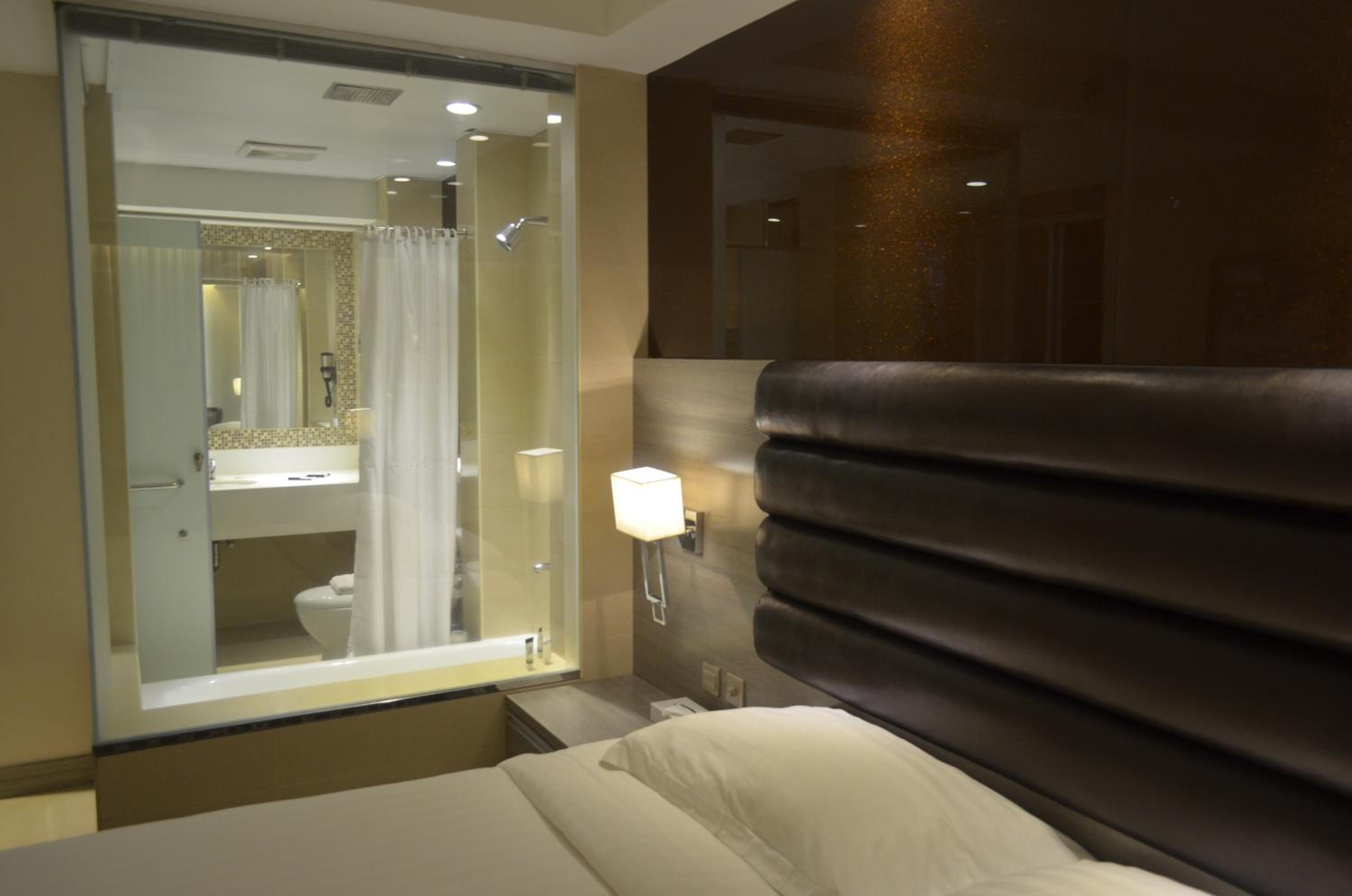 Deluxe King Room (with glass Bathroom and Bathtub) - Photo 2