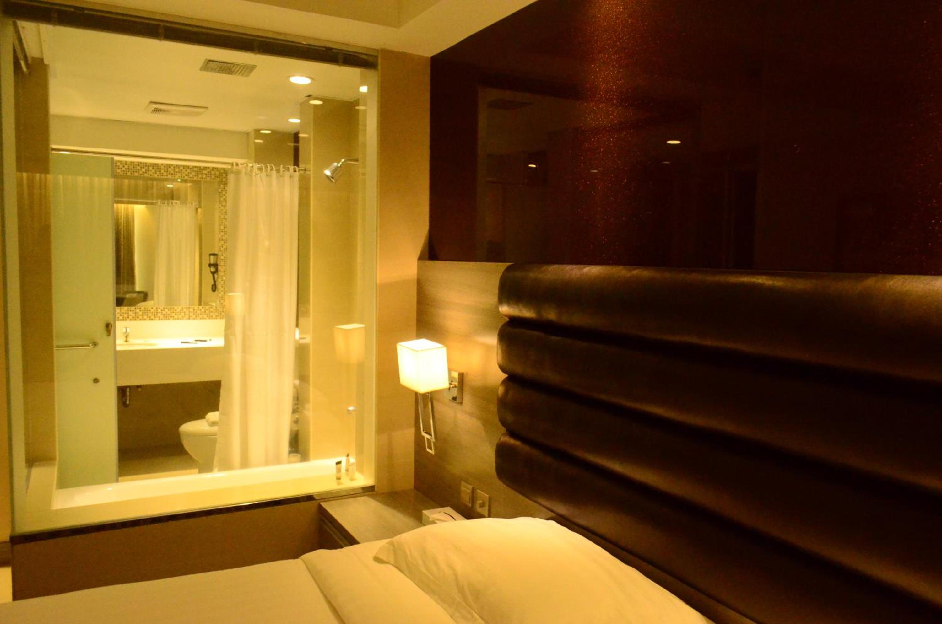 Deluxe King Room (with glass Bathroom and Bathtub) - Photo 3