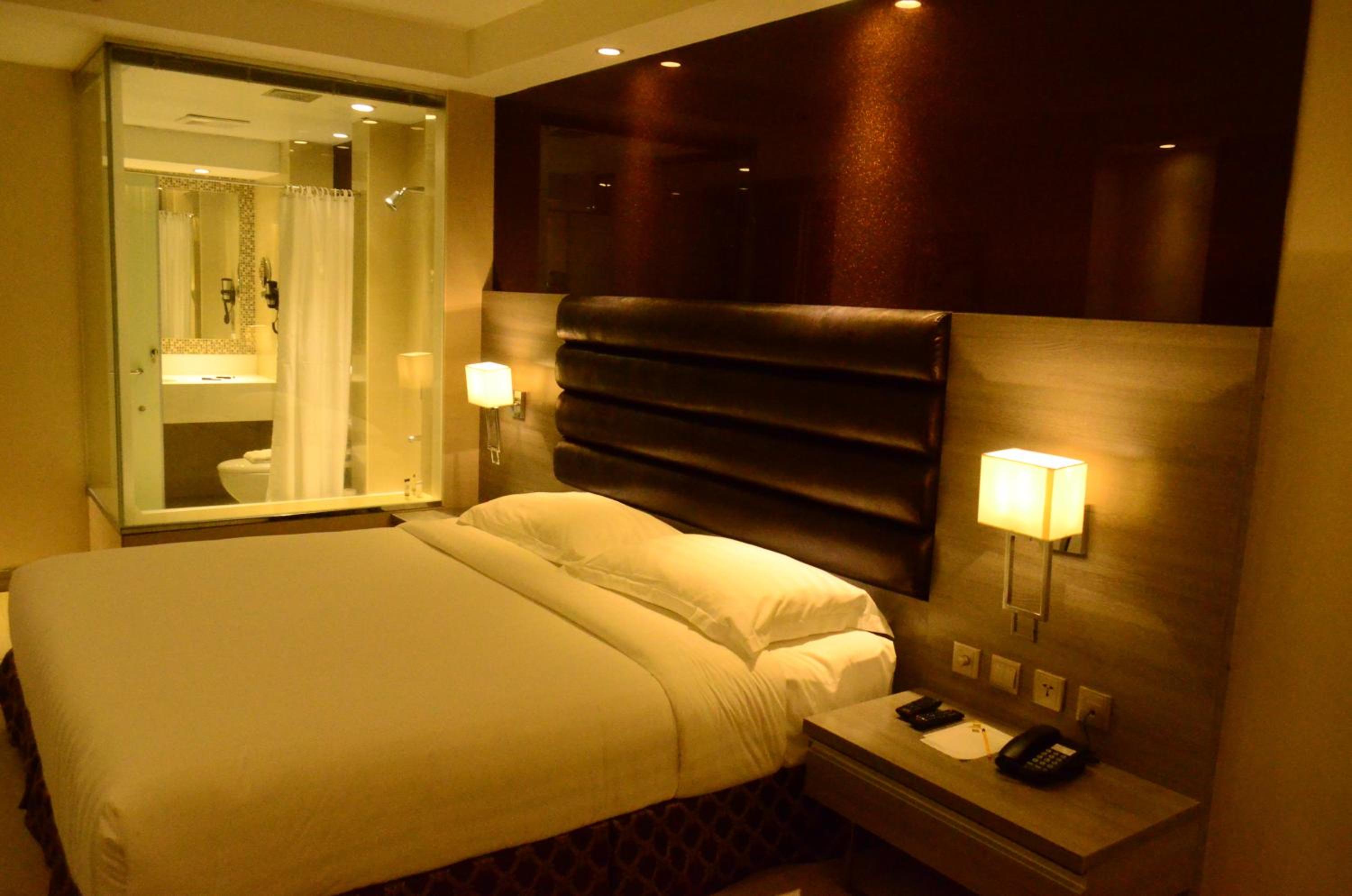 Deluxe King Room (with glass Bathroom and Bathtub) - Photo 5