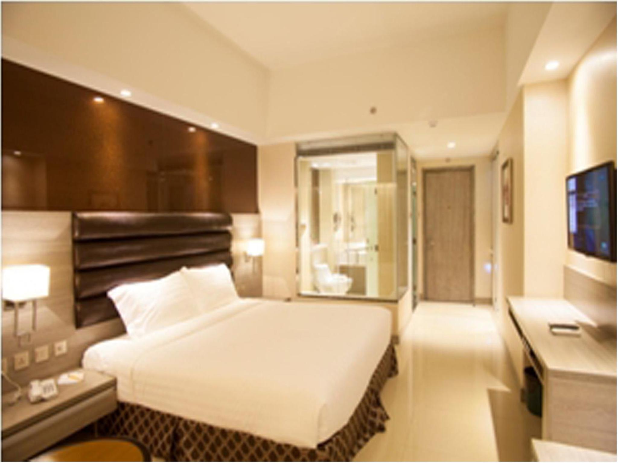 Deluxe King Room (with glass Bathroom) - Photo 1