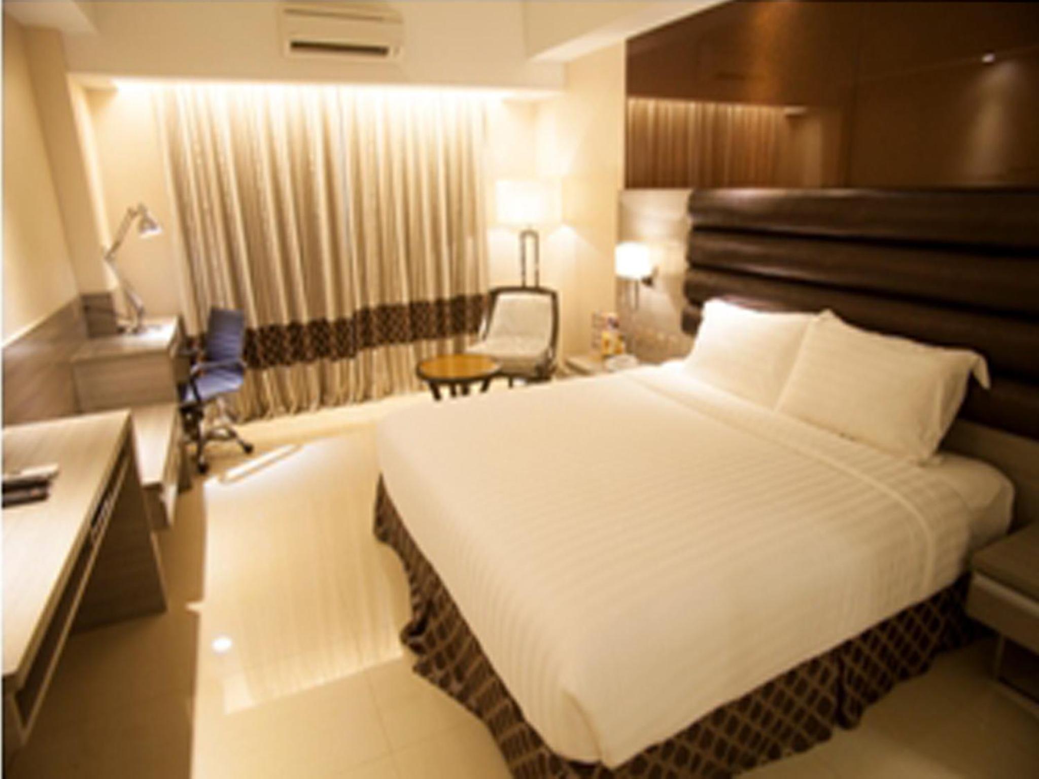Deluxe King Room (with glass Bathroom) - Photo 2