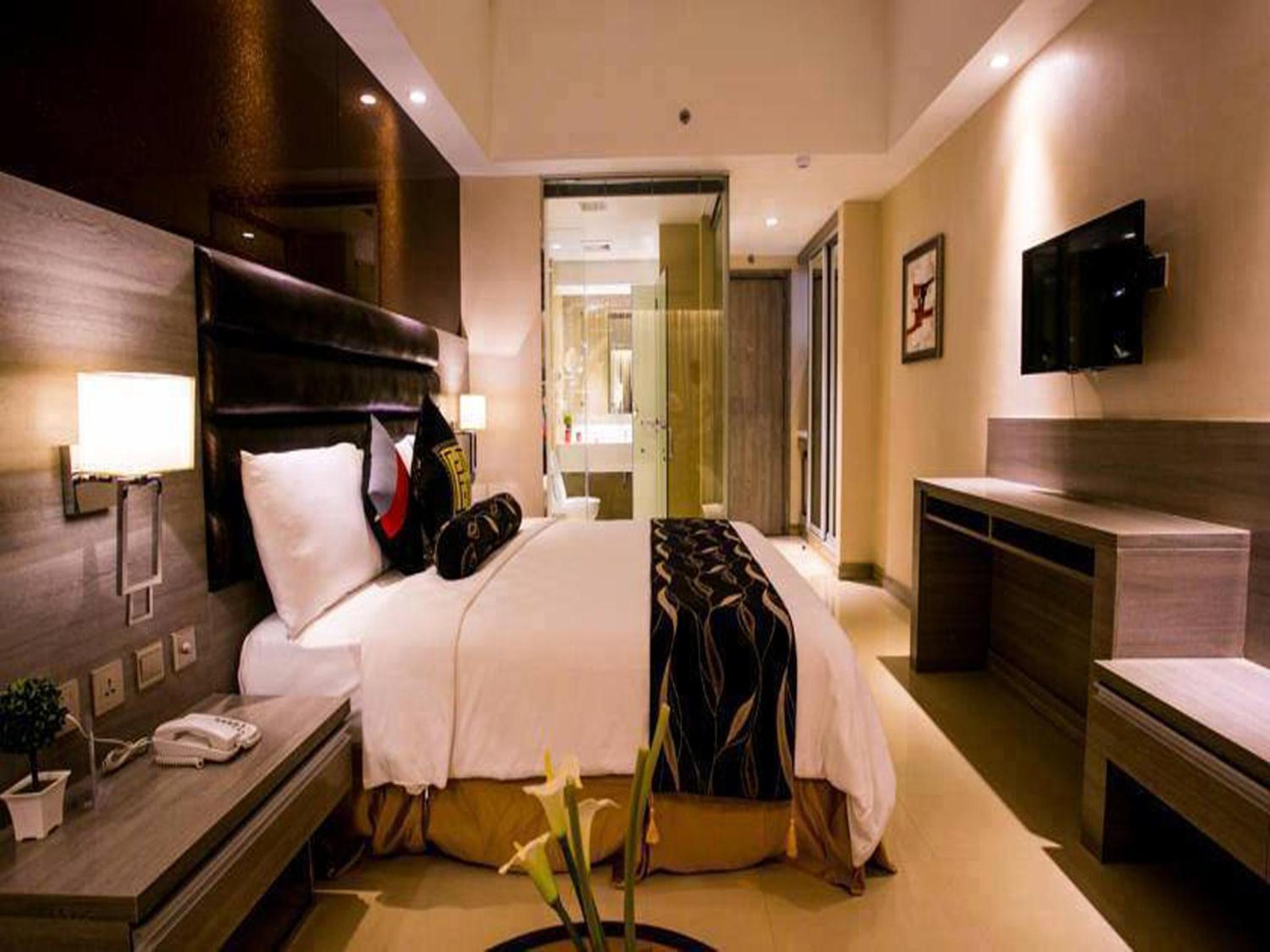 Deluxe King Room (with glass Bathroom) - Photo 3