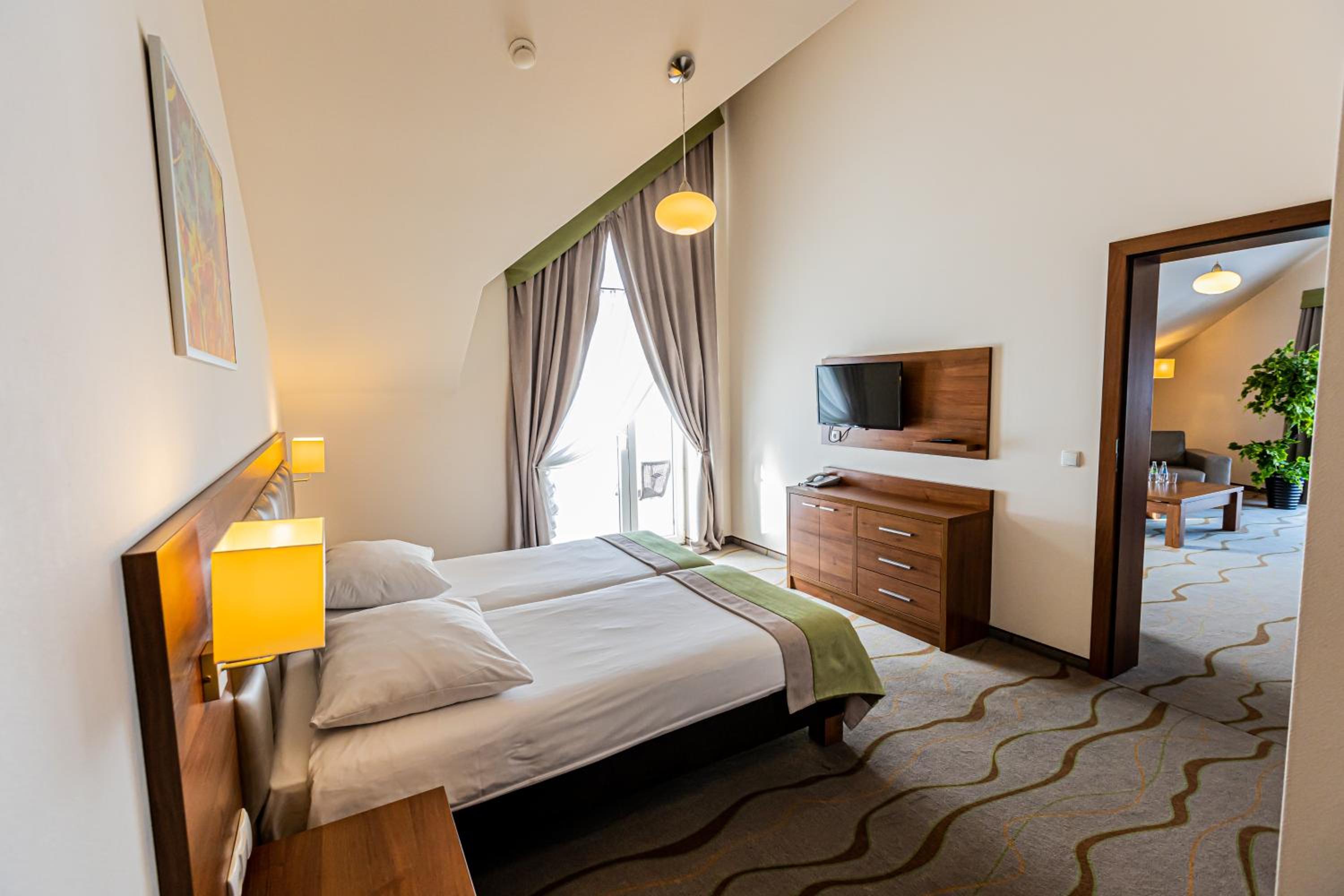 Suite with Balcony - Photo 5