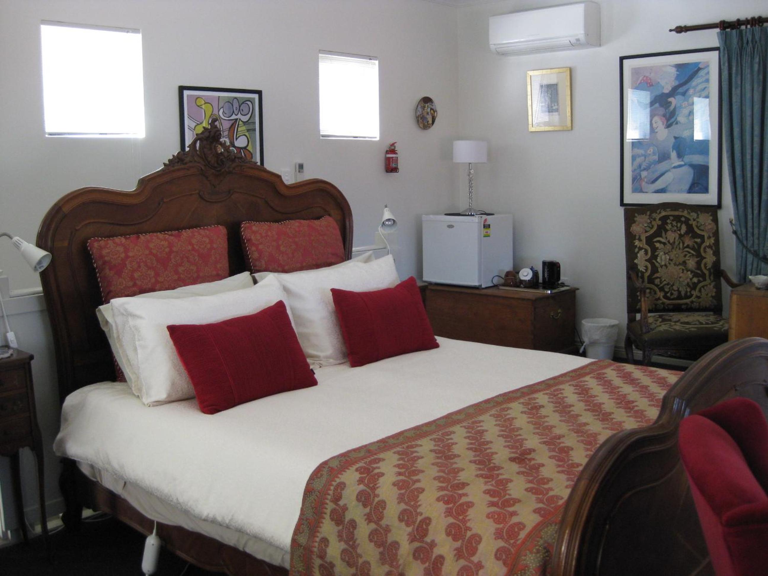 Deluxe Queen Suite with Harbor View photo 3