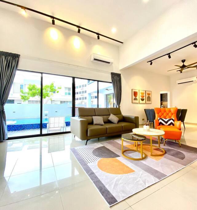 Six-Bedroom House photo 1