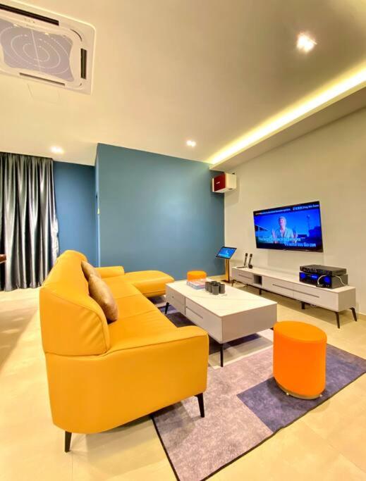 Six-Bedroom House photo 3
