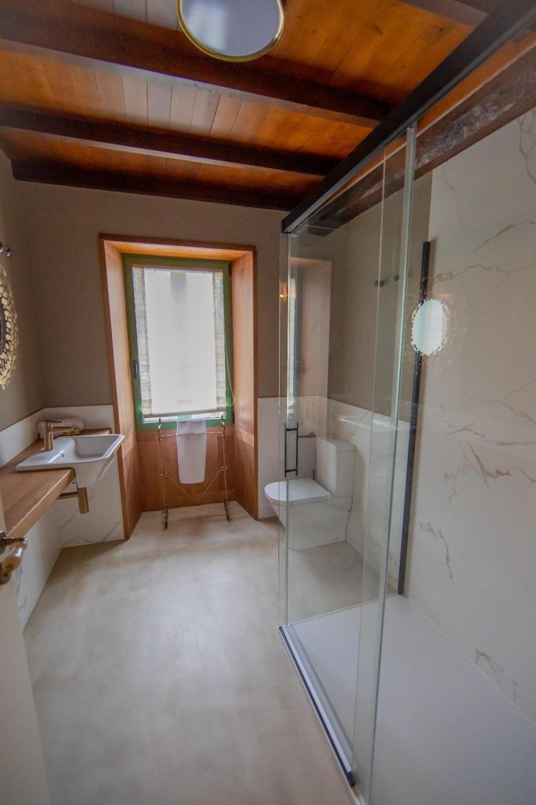 Deluxe Queen Room - Photo 2