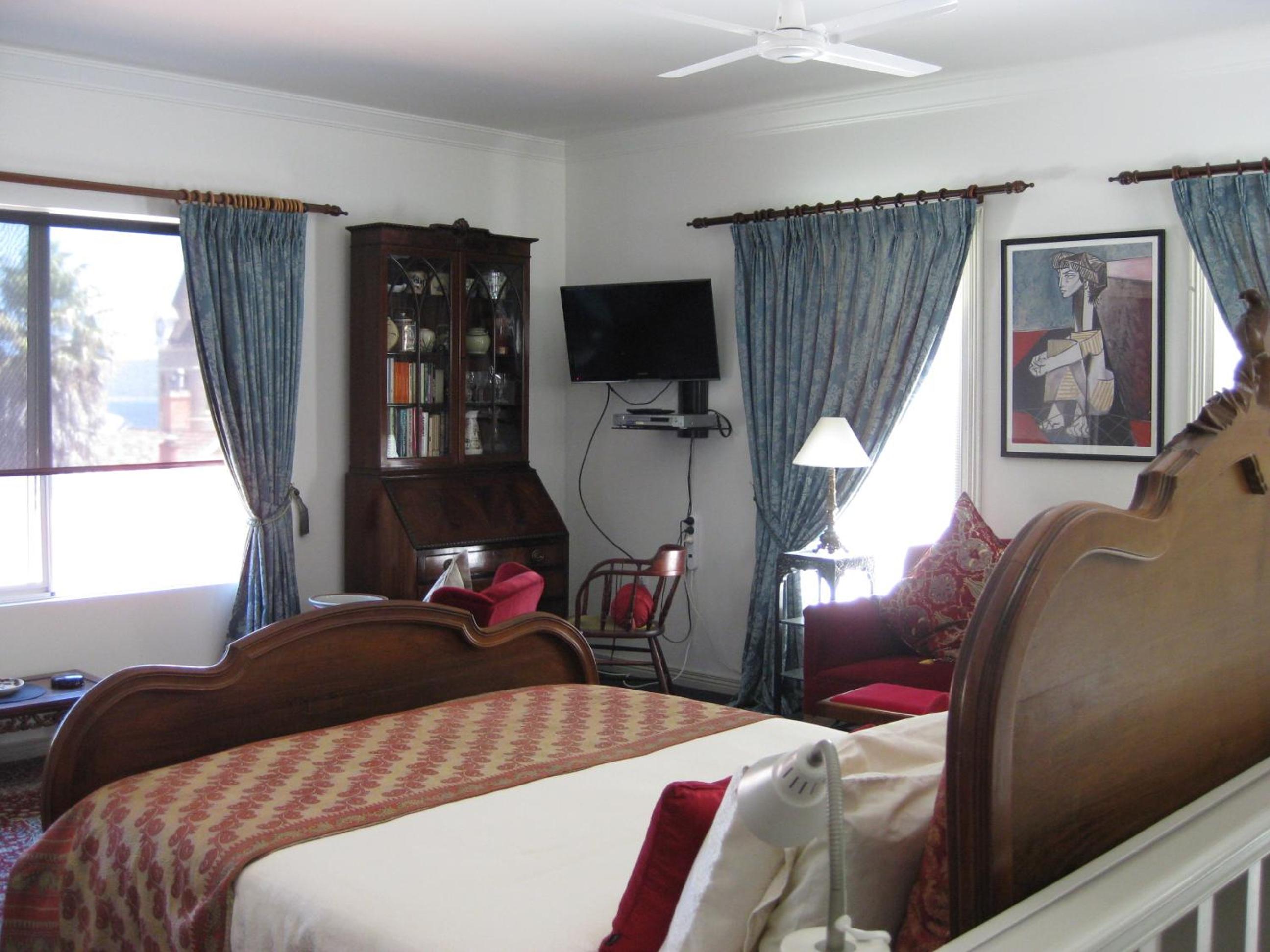 Deluxe Queen Suite with Harbor View photo 2