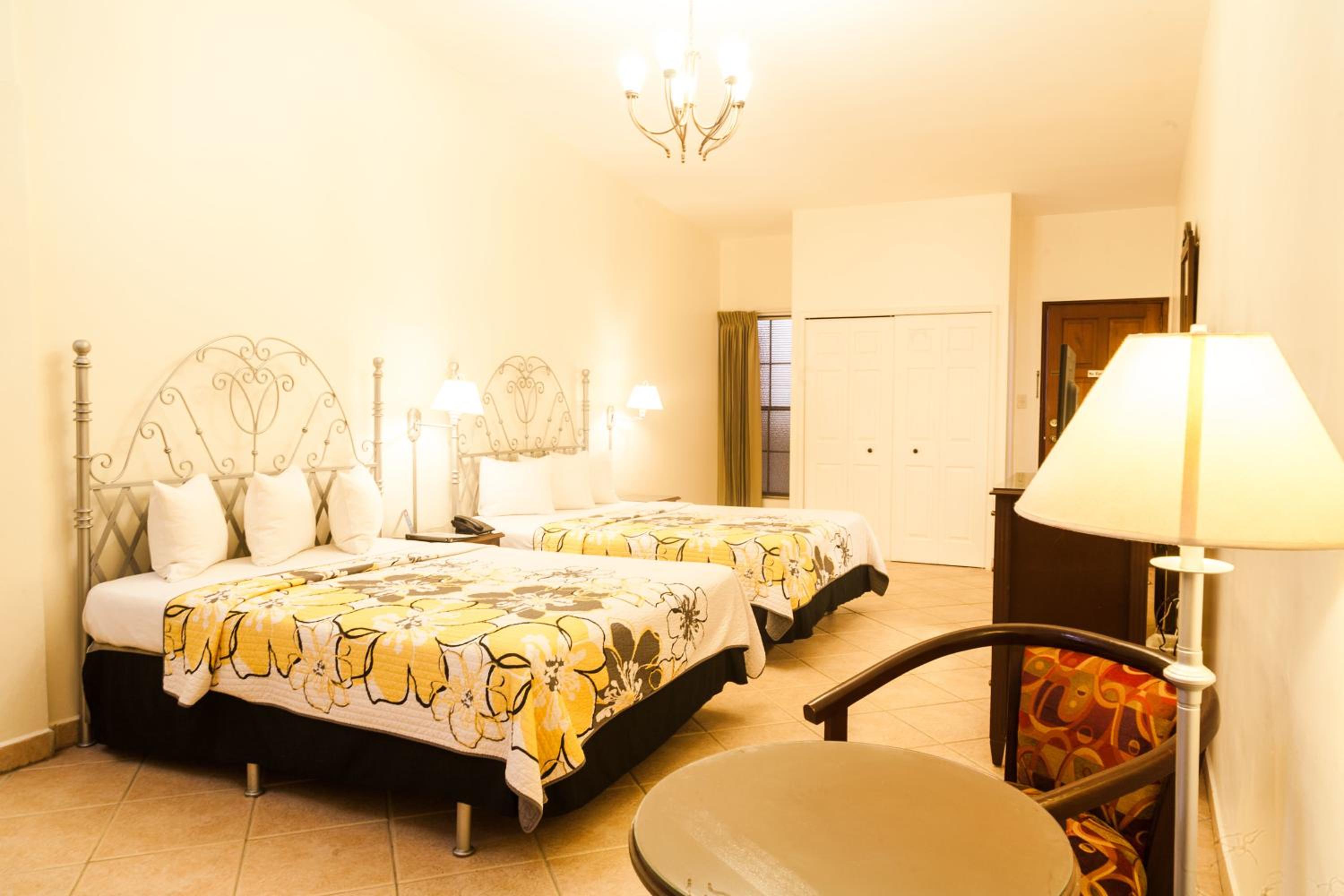 Studio with Two Queen Beds photo 2