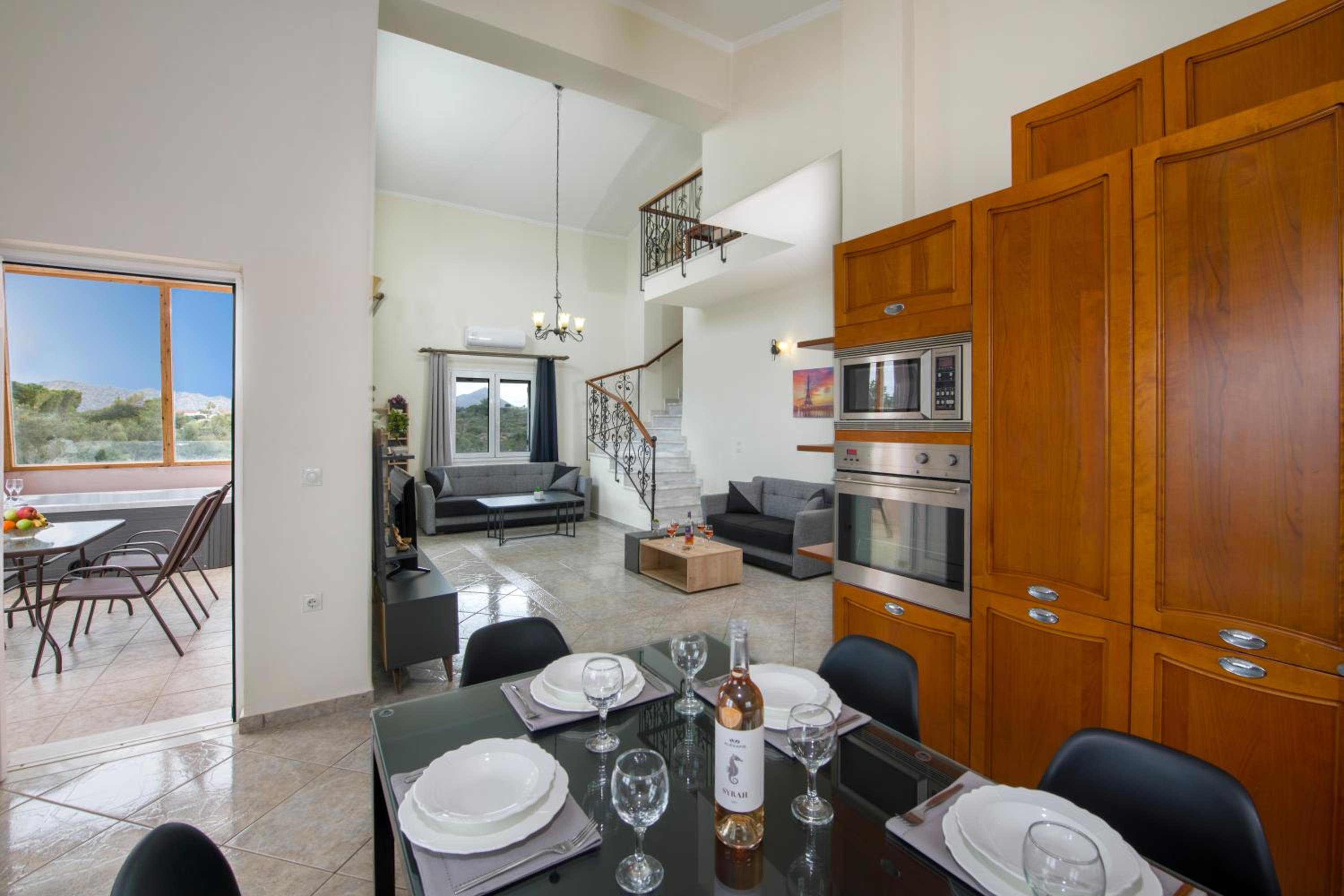 Five-Bedroom House photo 1