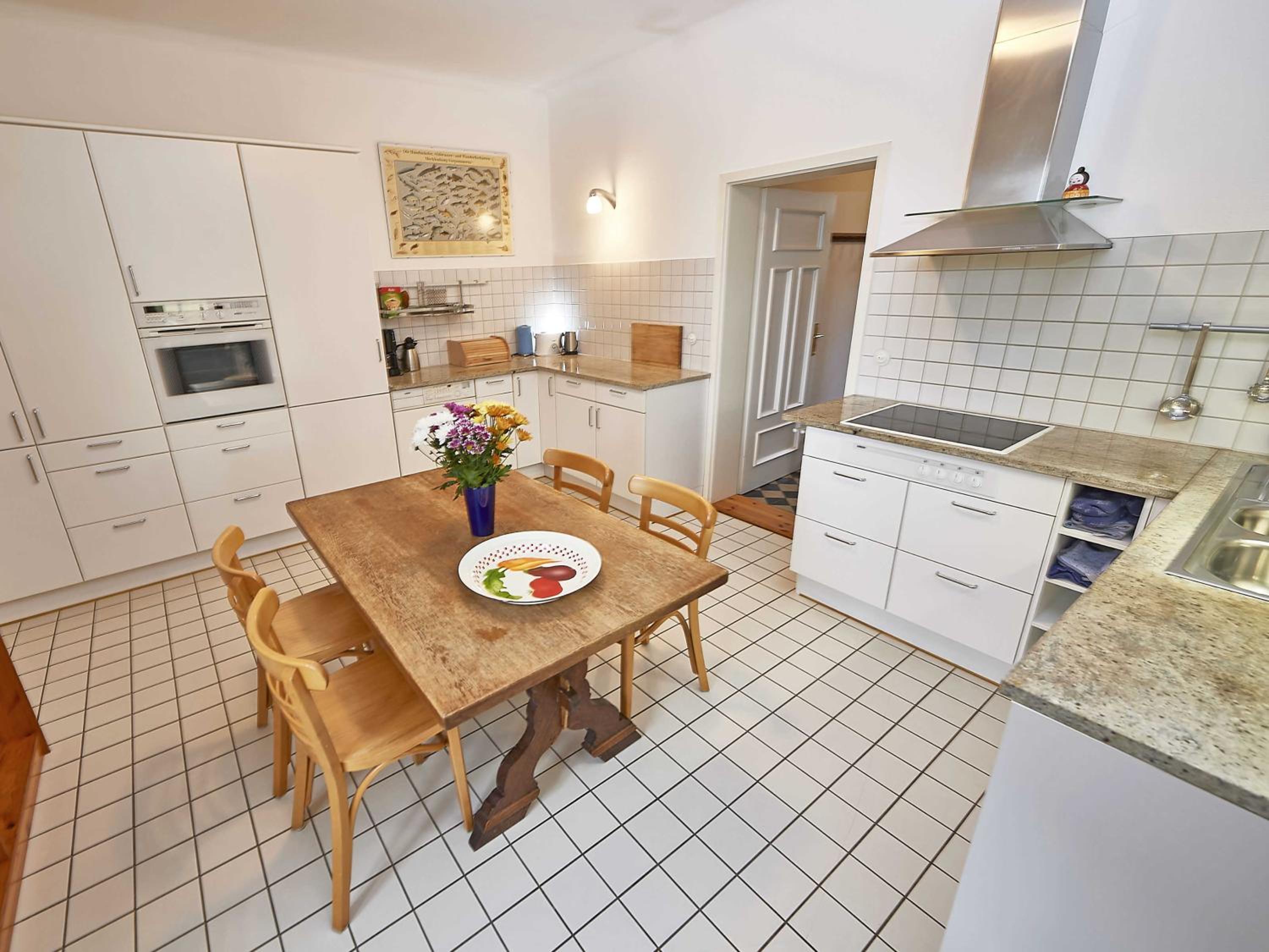Five-Bedroom House photo 3