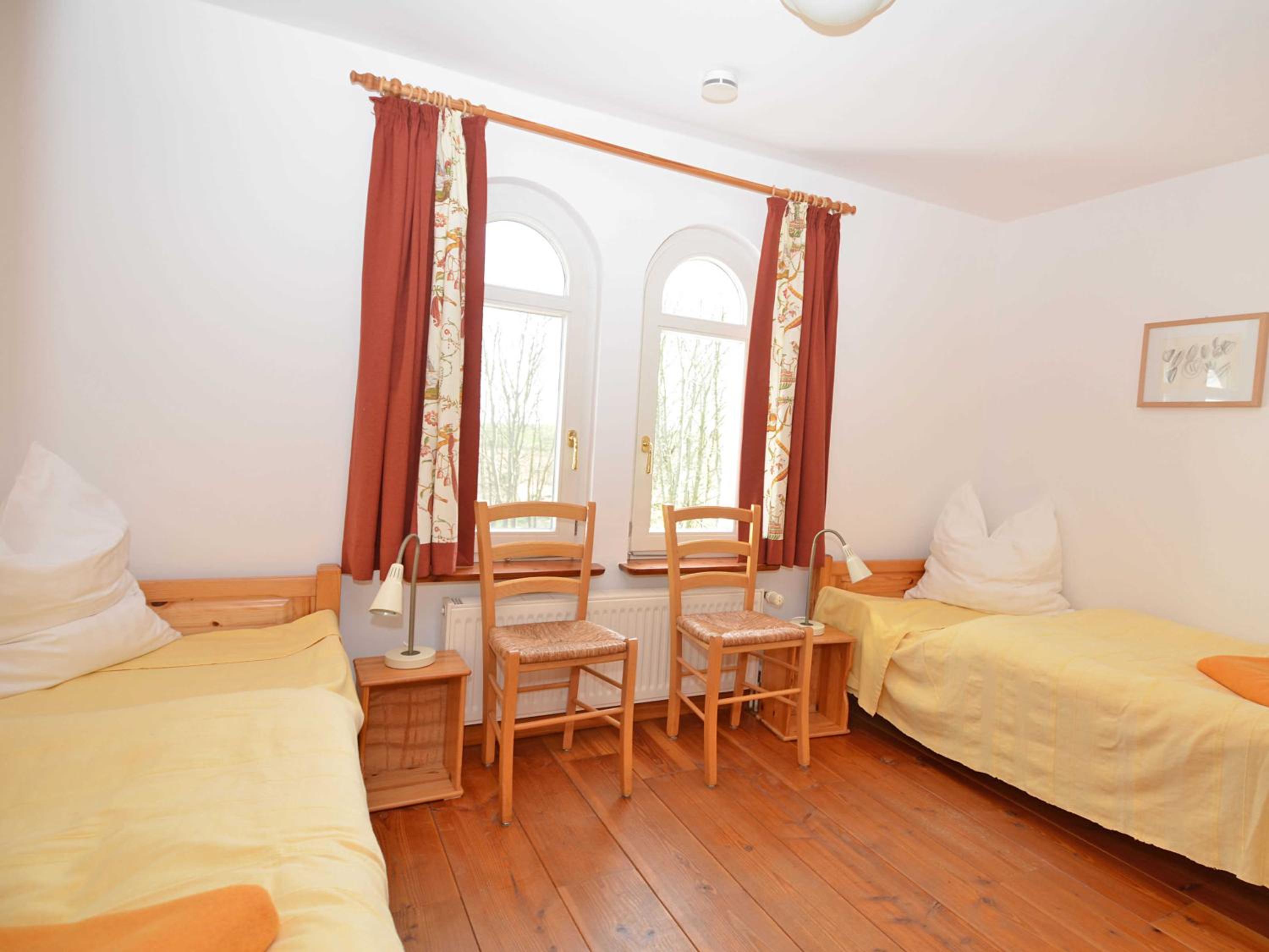 Five-Bedroom House photo 2