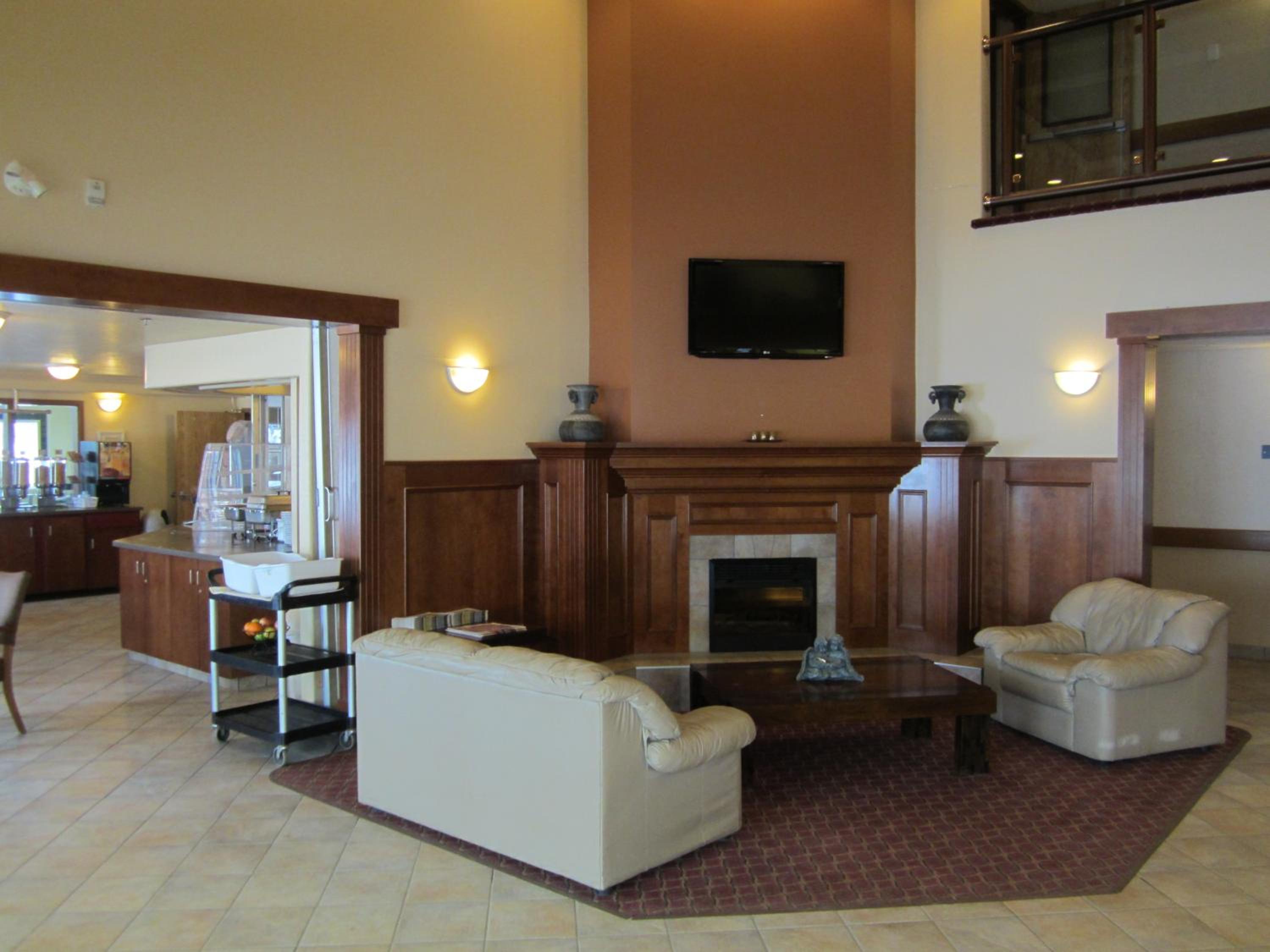 Queen Room with Two Queen Beds - Non-Smoking - Photo 8