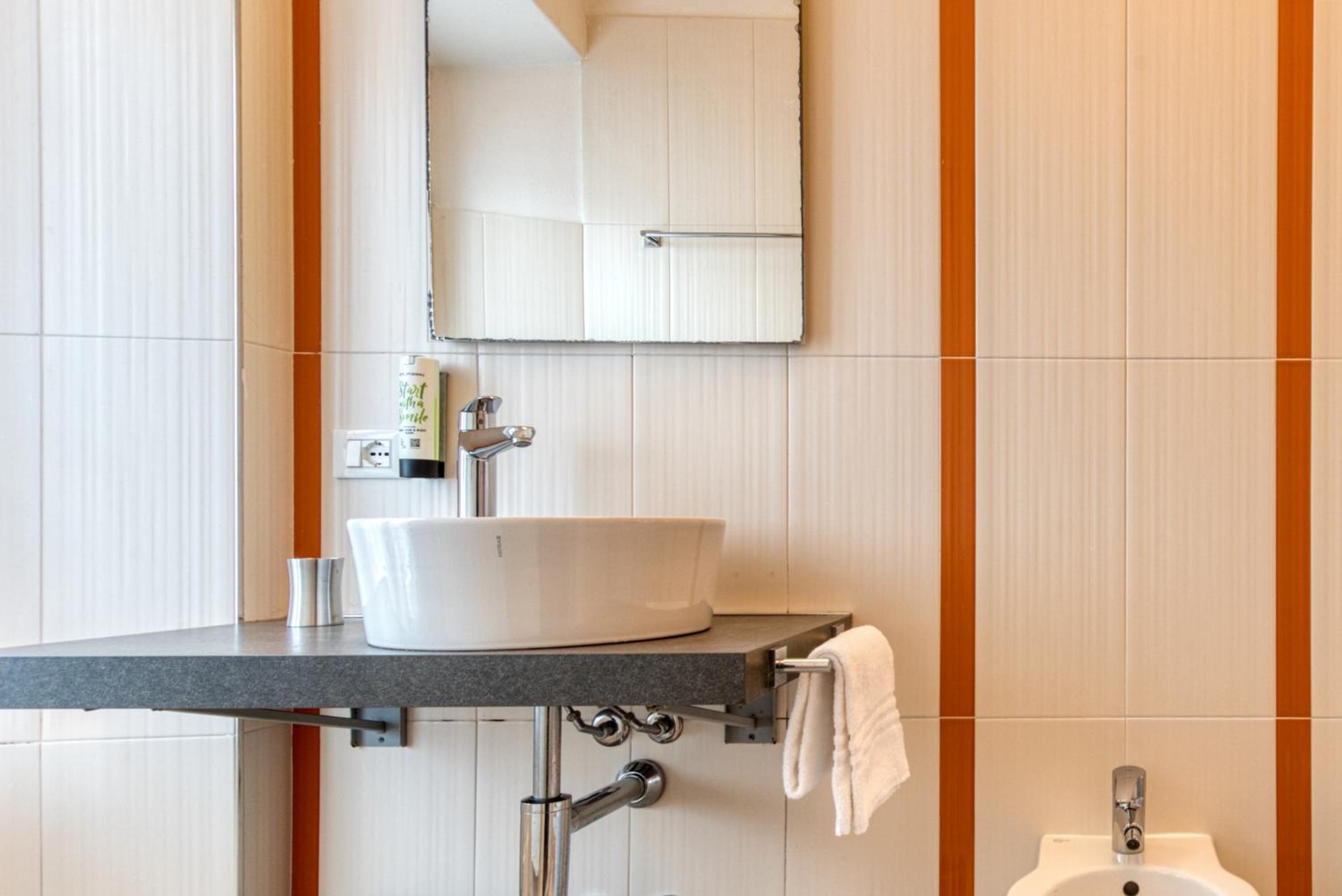 Large Double Room with Private Internal Bathroom photo 2