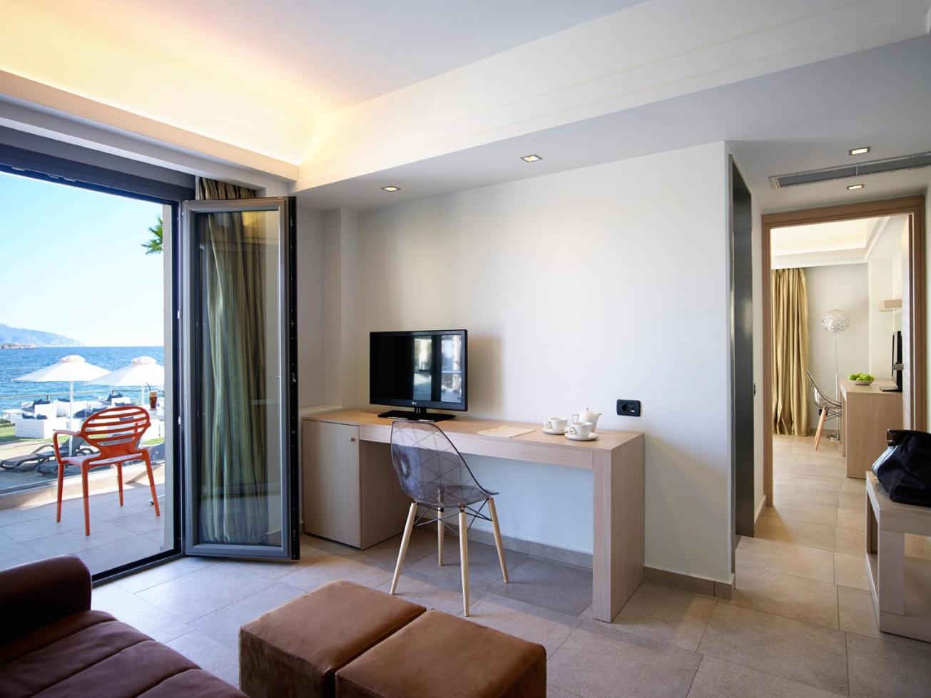 Senior Suite with Sea View - Photo 3
