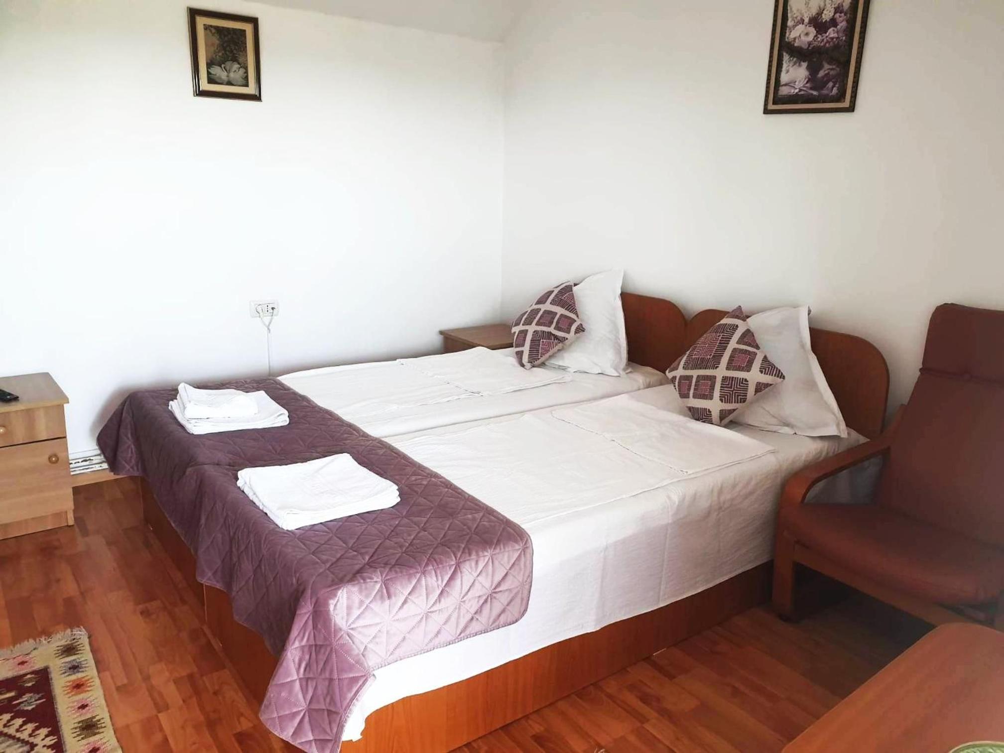 Double or Twin Room with Private Bathroom photo 3