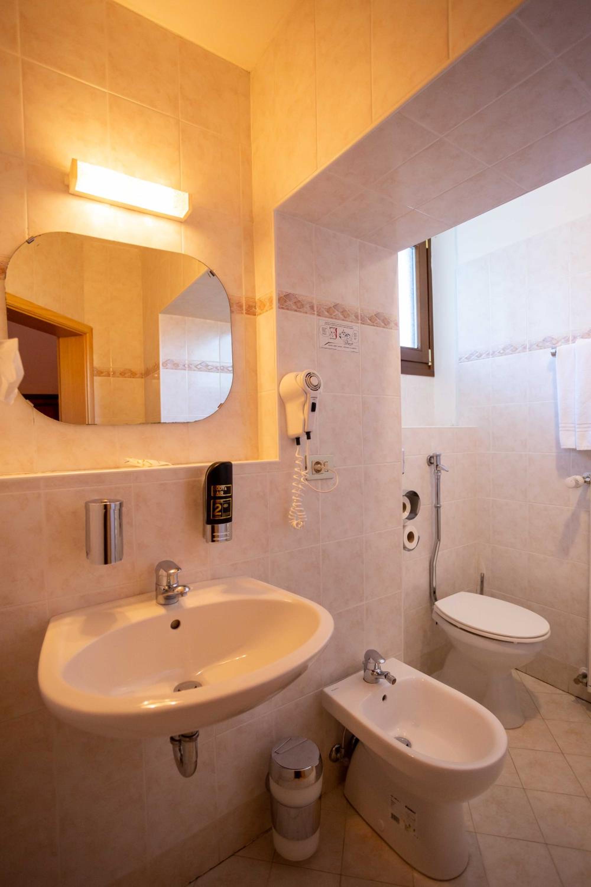 Economy Triple Room photo 3