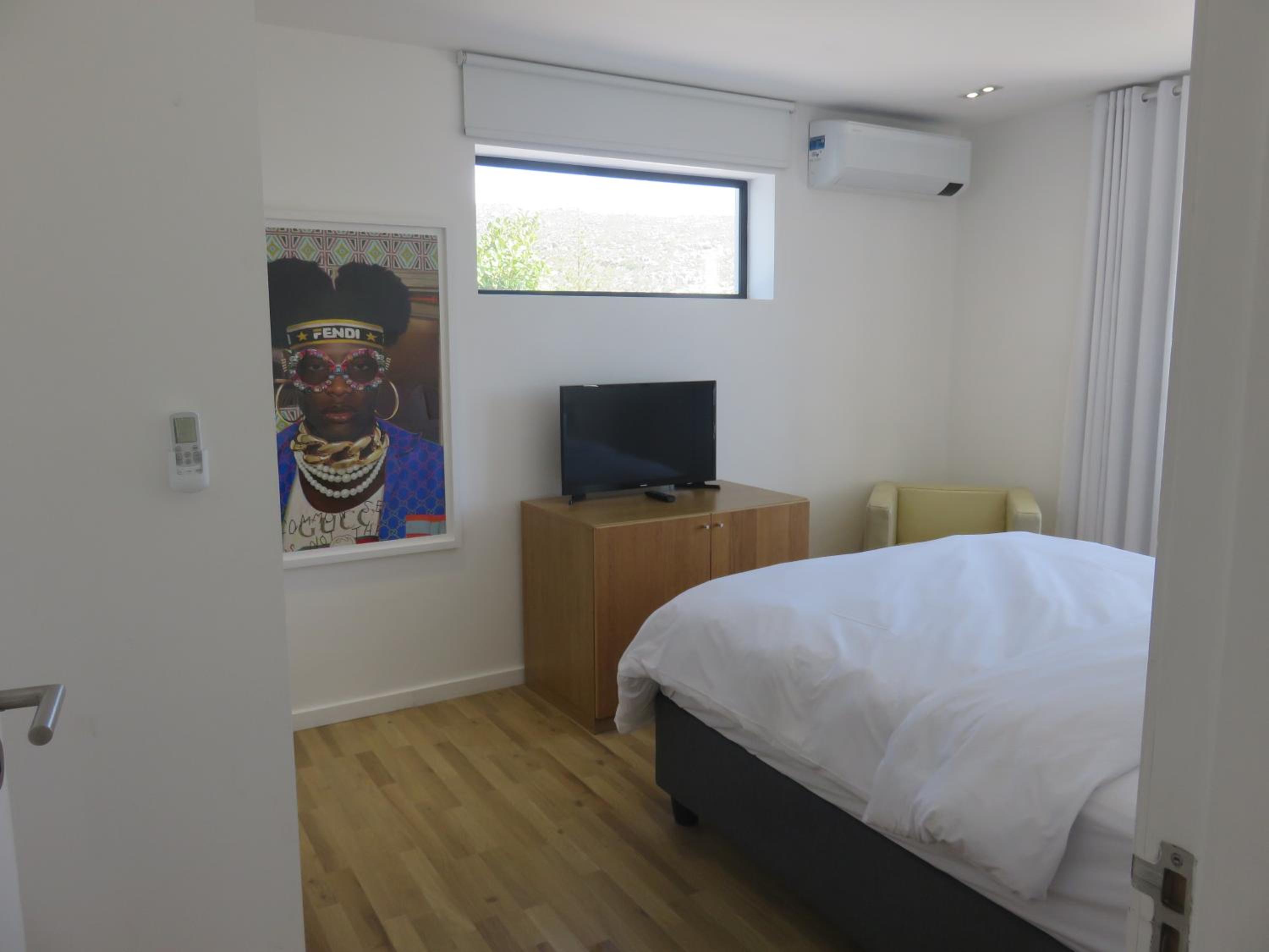 Deluxe Family Suite - Photo 12