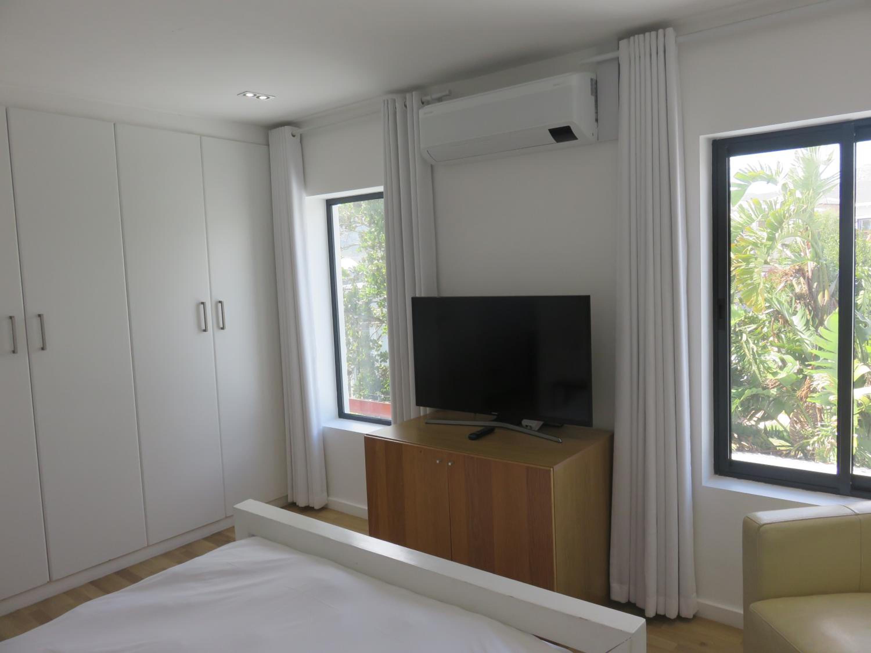 Deluxe Family Suite - Photo 16