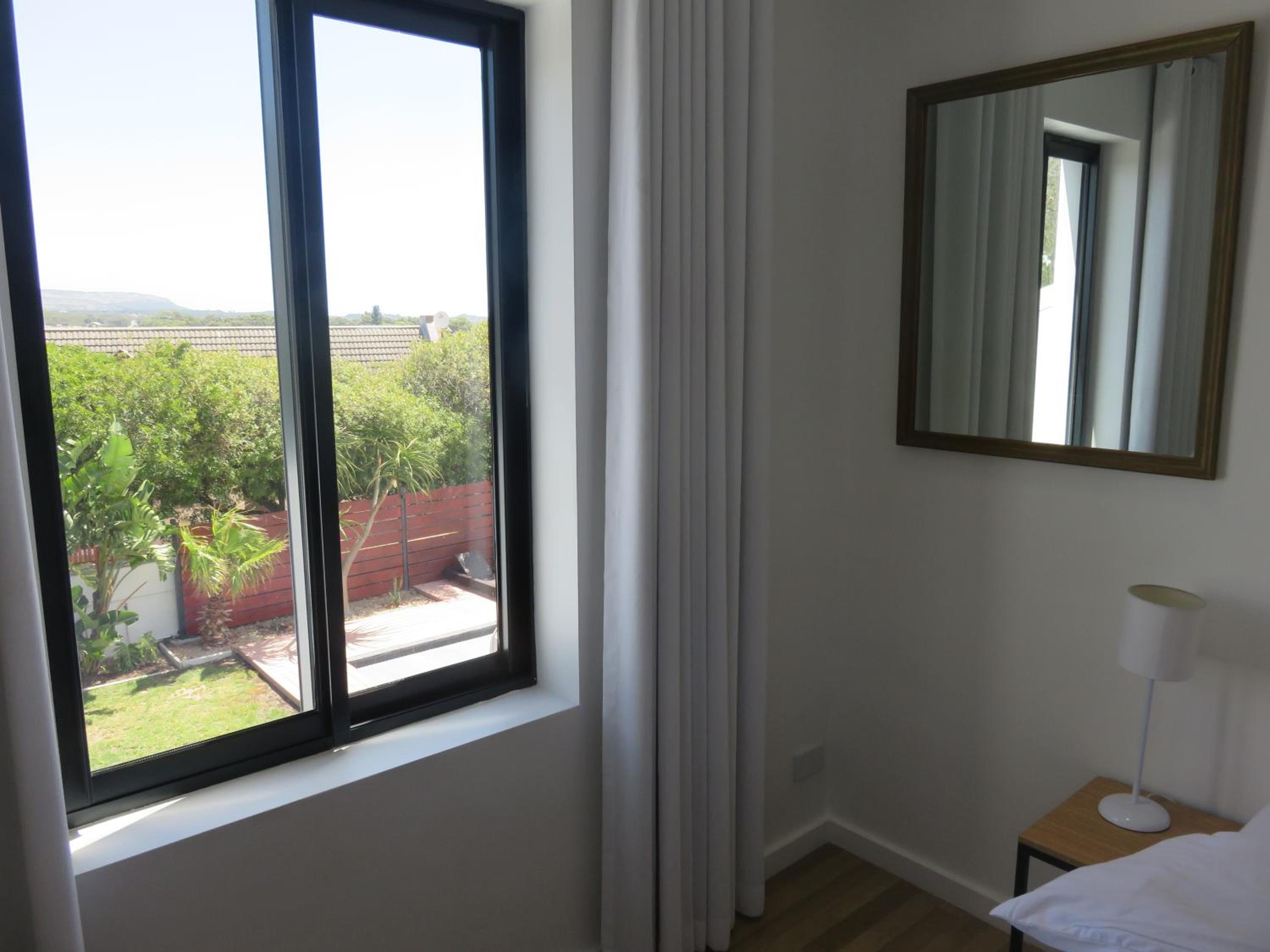 Deluxe Family Suite - Photo 9