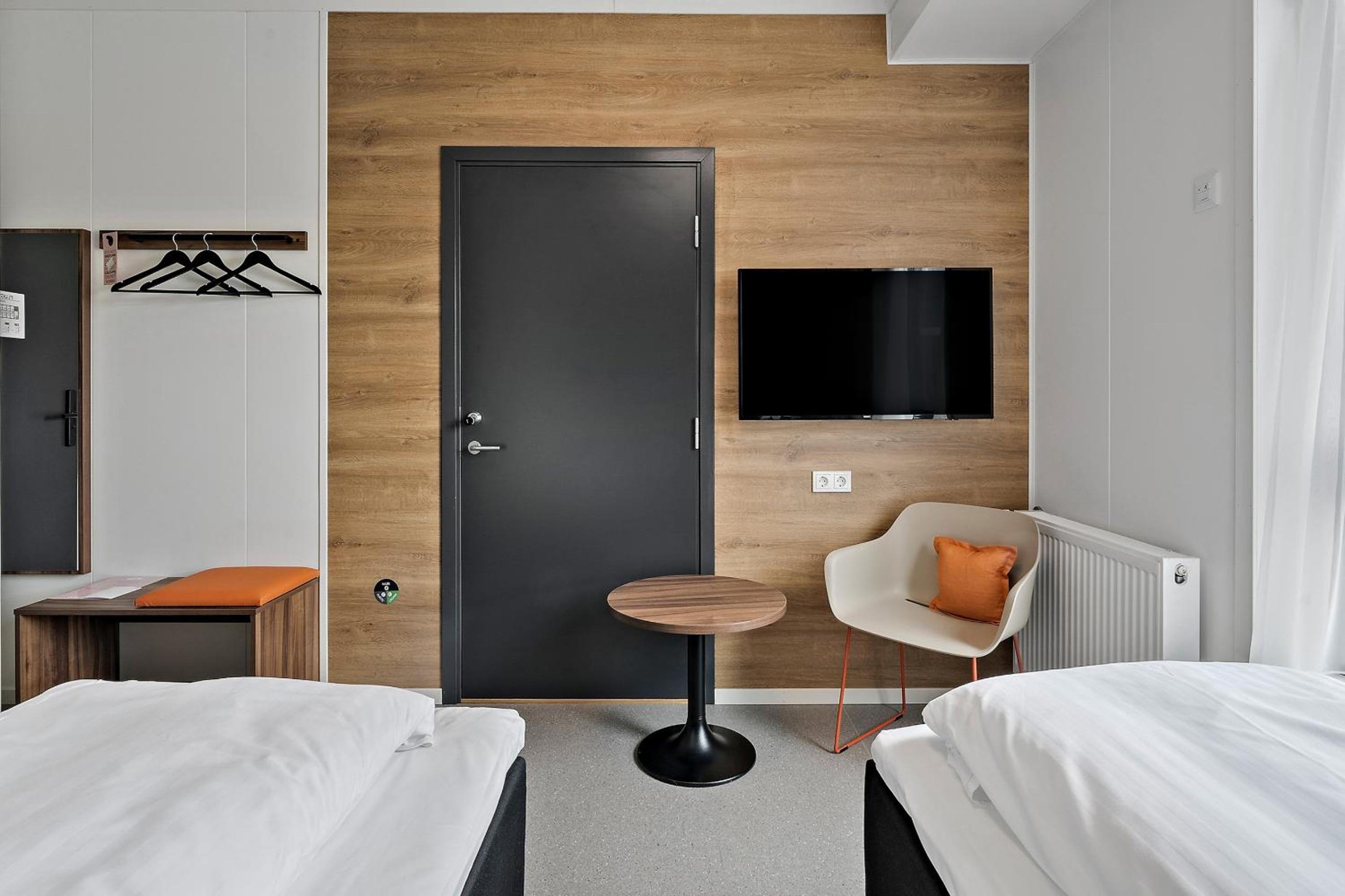 Economy Twin Room - Photo 19