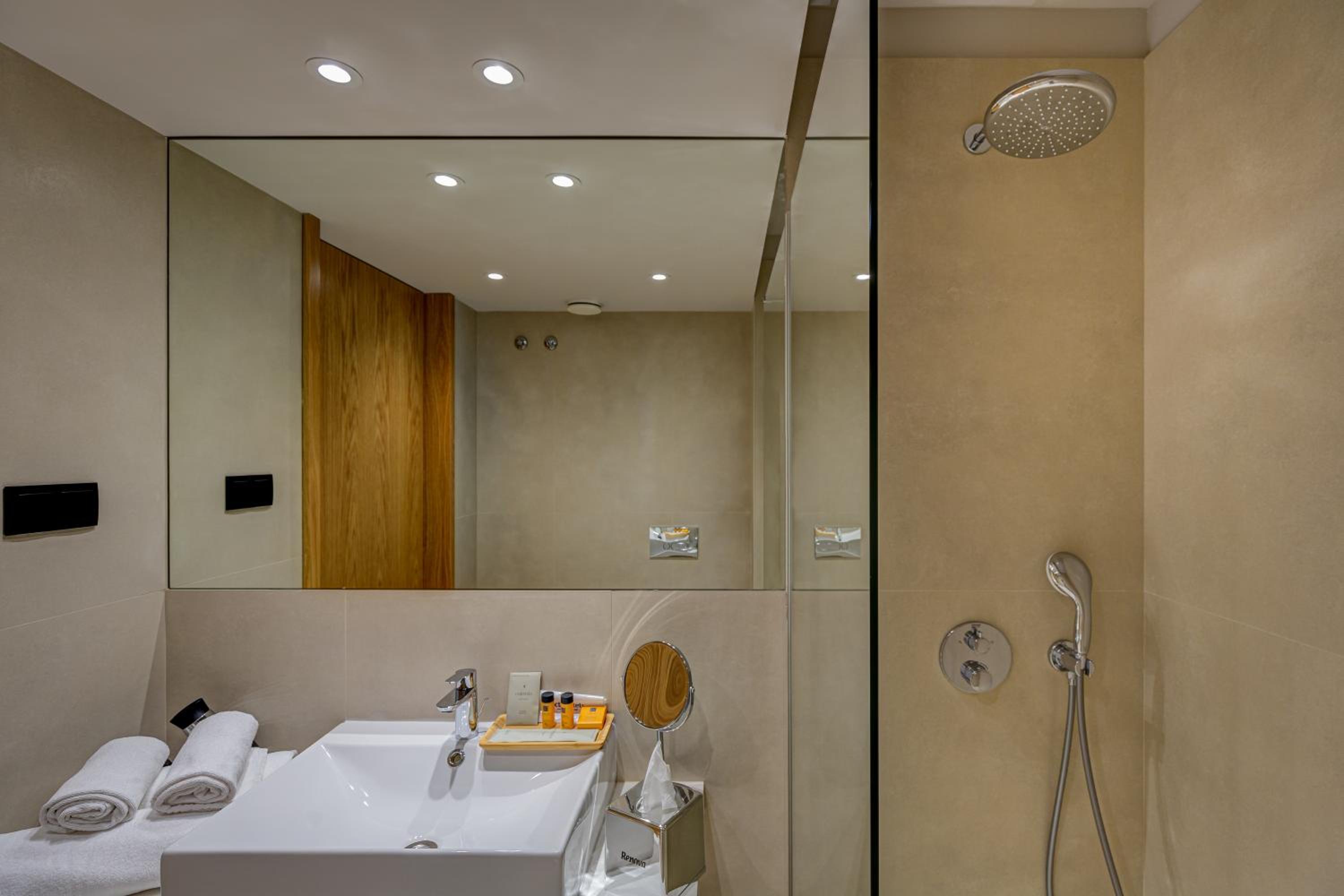 Double Room - Photo 13