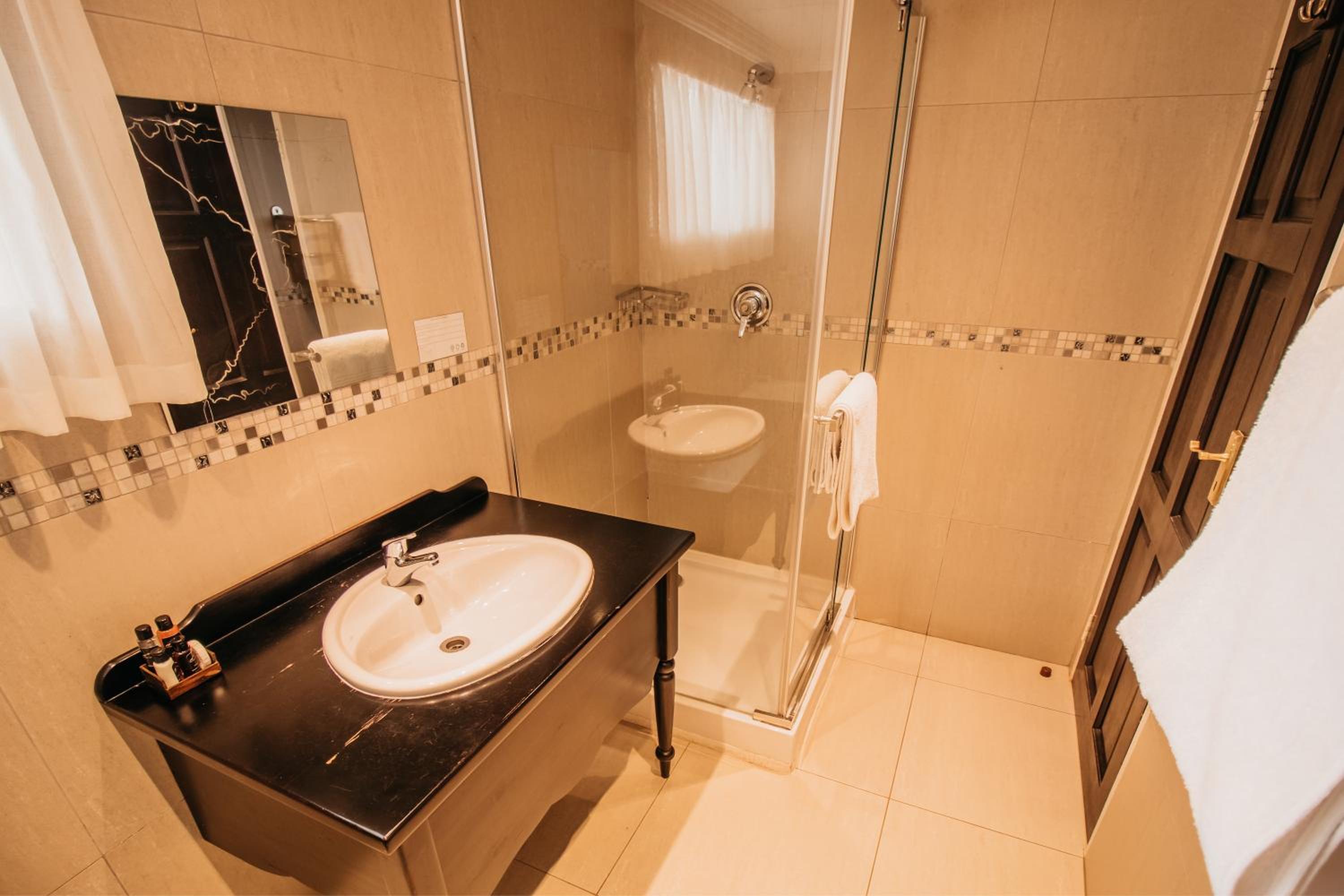 Executive Suite - Photo 5
