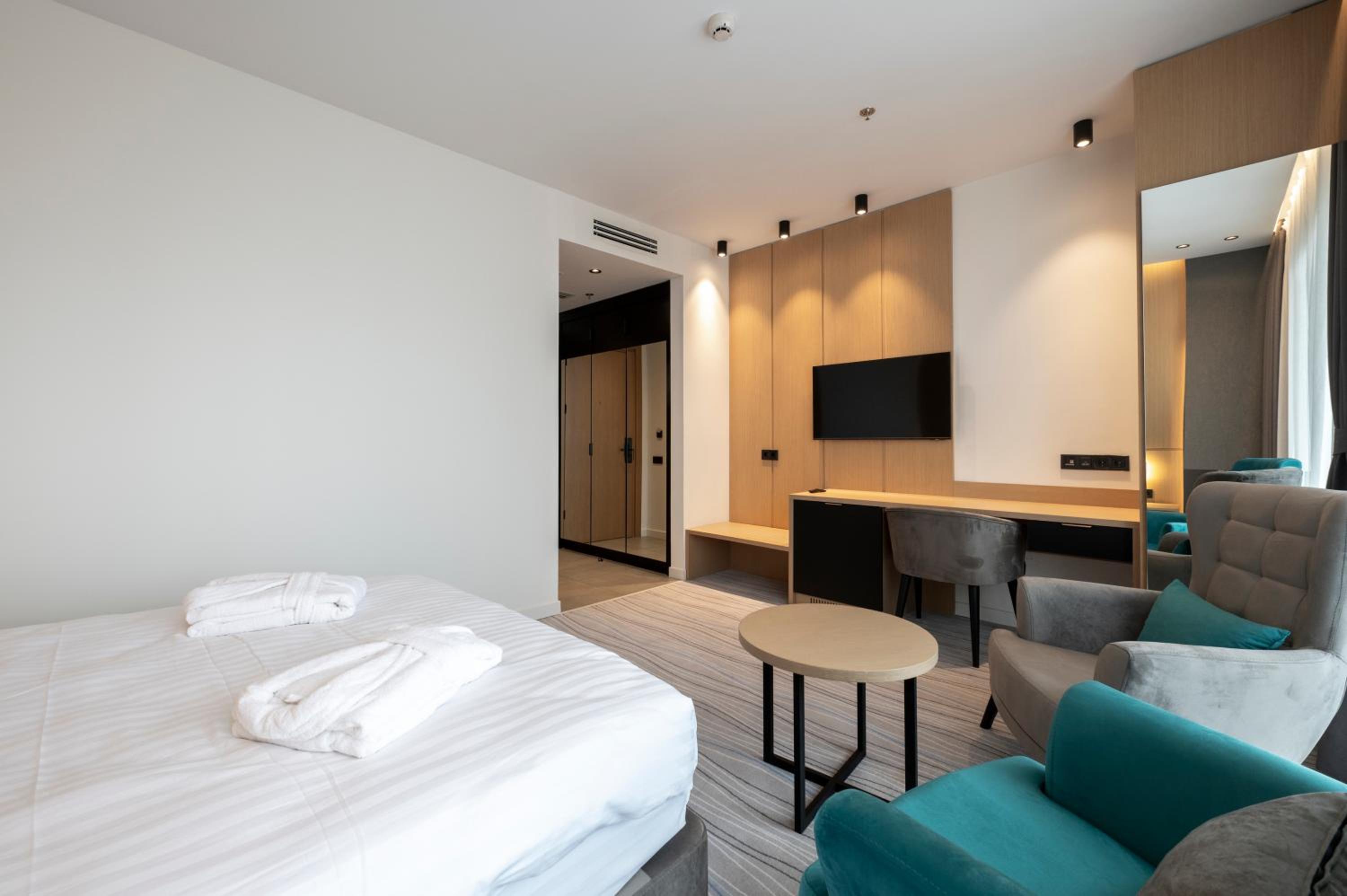 Double Room with Balcony and Sea View - Photo 8