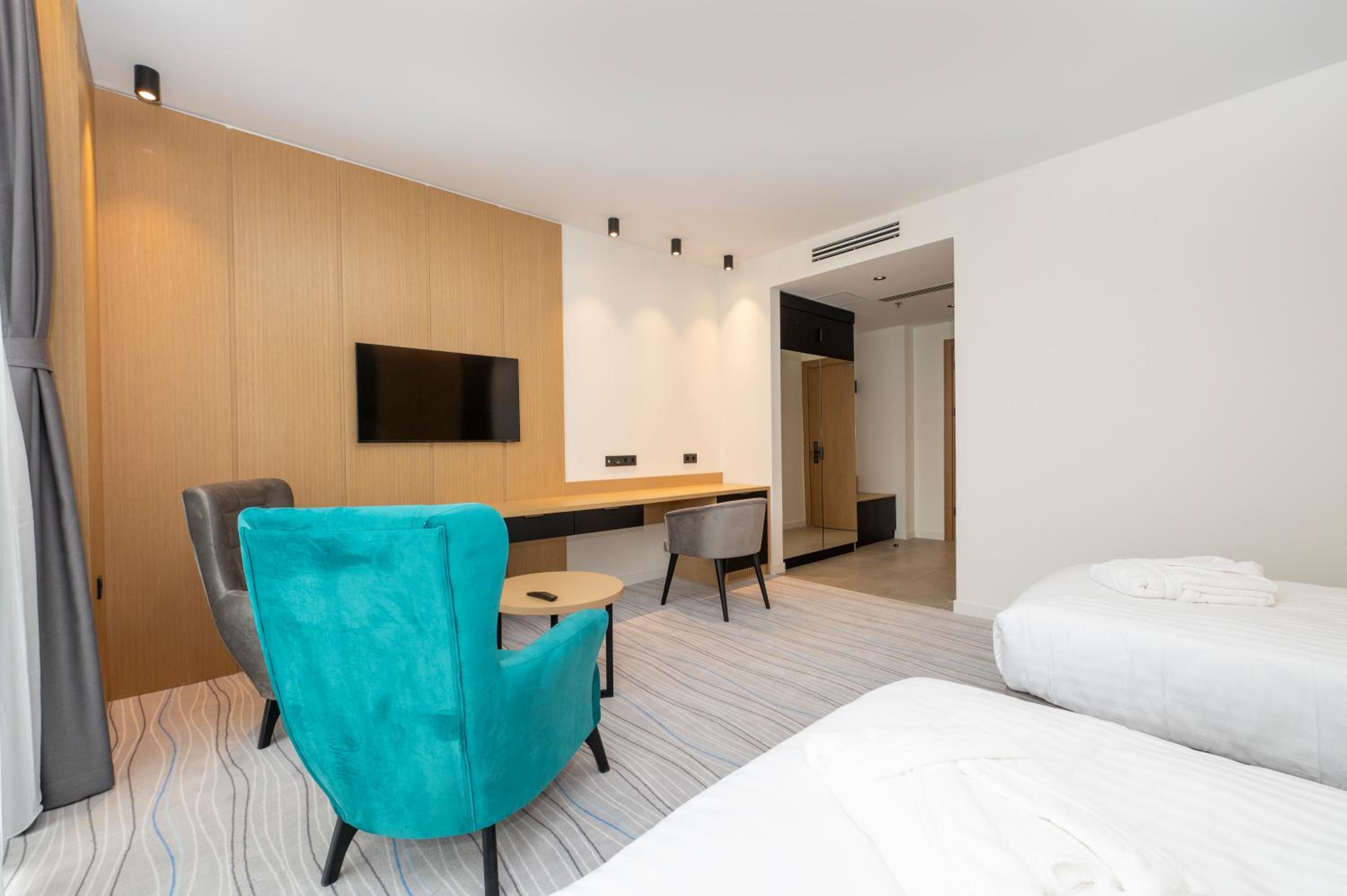 Standard Twin Room with Sea View - Photo 4