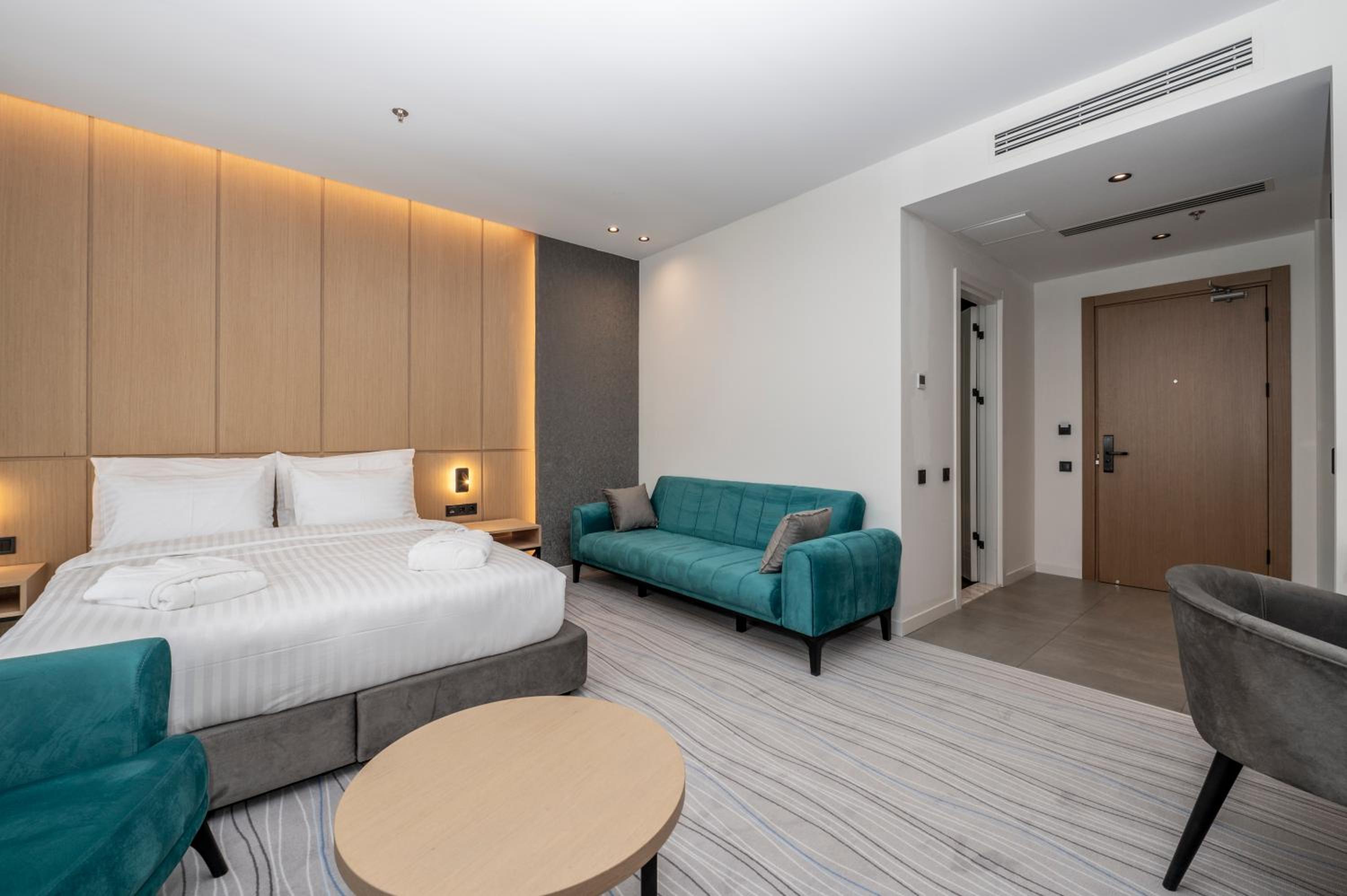 Deluxe Double Room with Balcony and Sea View - Photo 9