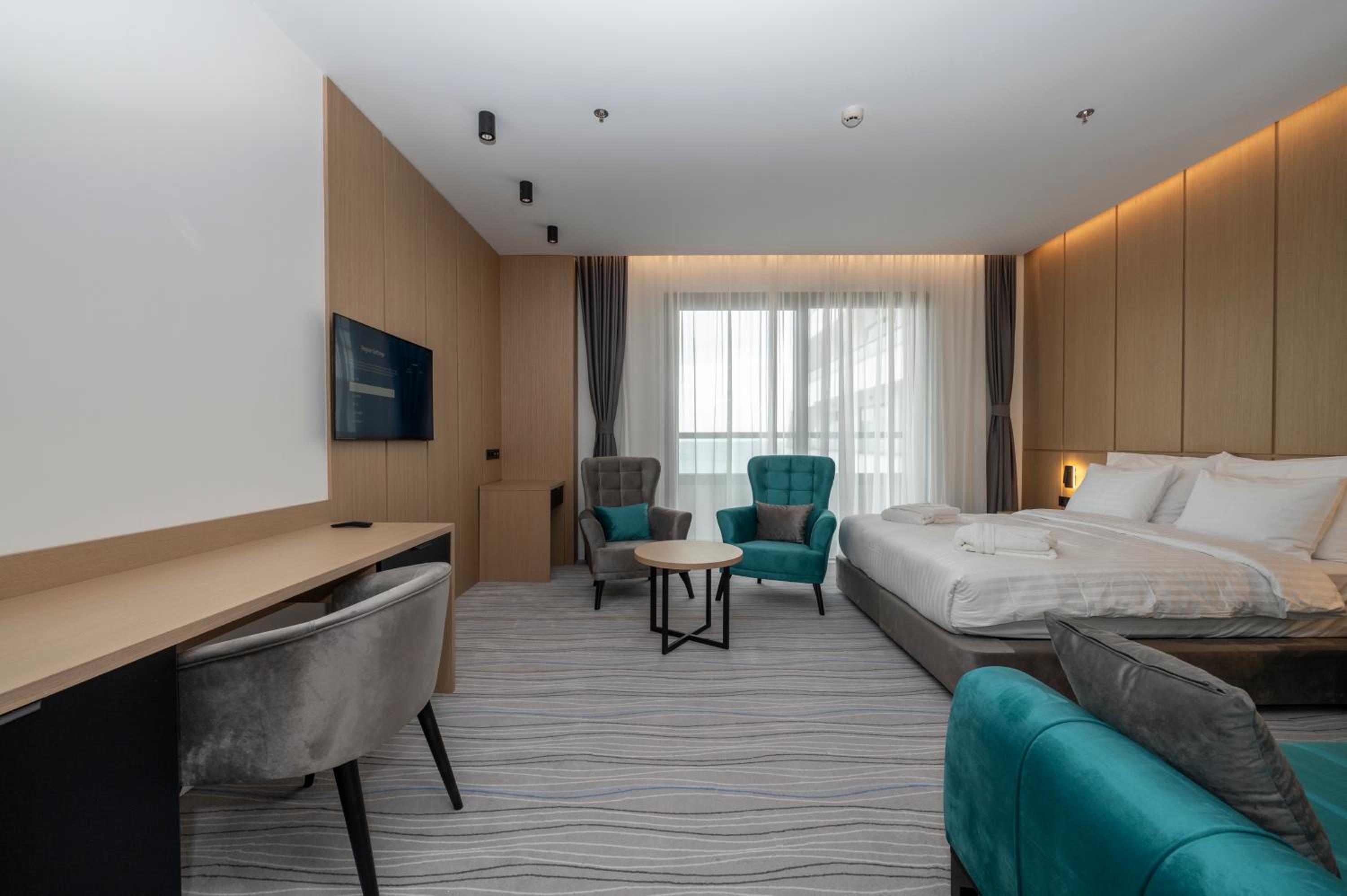 Deluxe Double Room with Balcony and Sea View - Photo 8