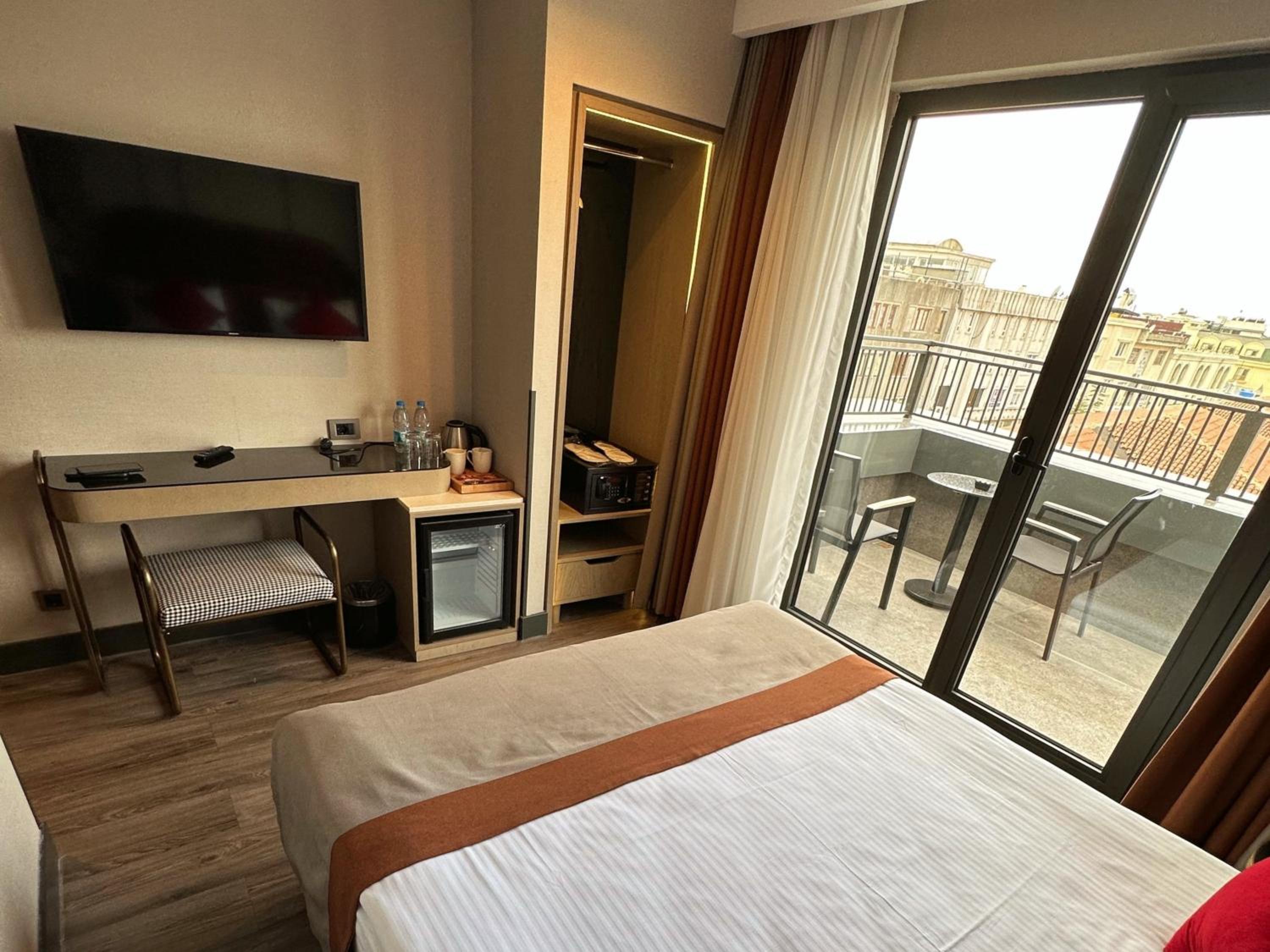 Deluxe King Room With Balcony photo 2