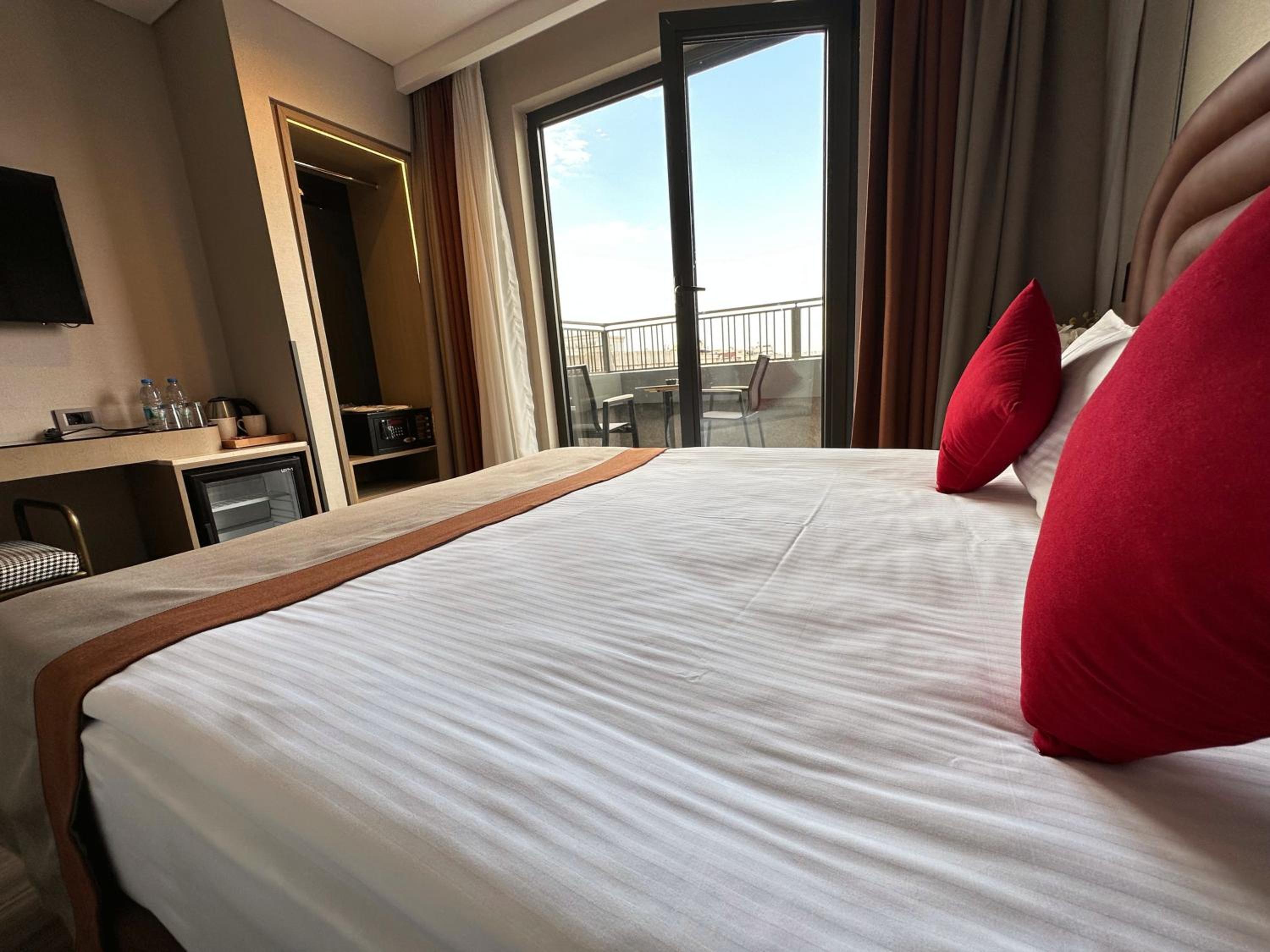 Deluxe King Room With Balcony photo 3