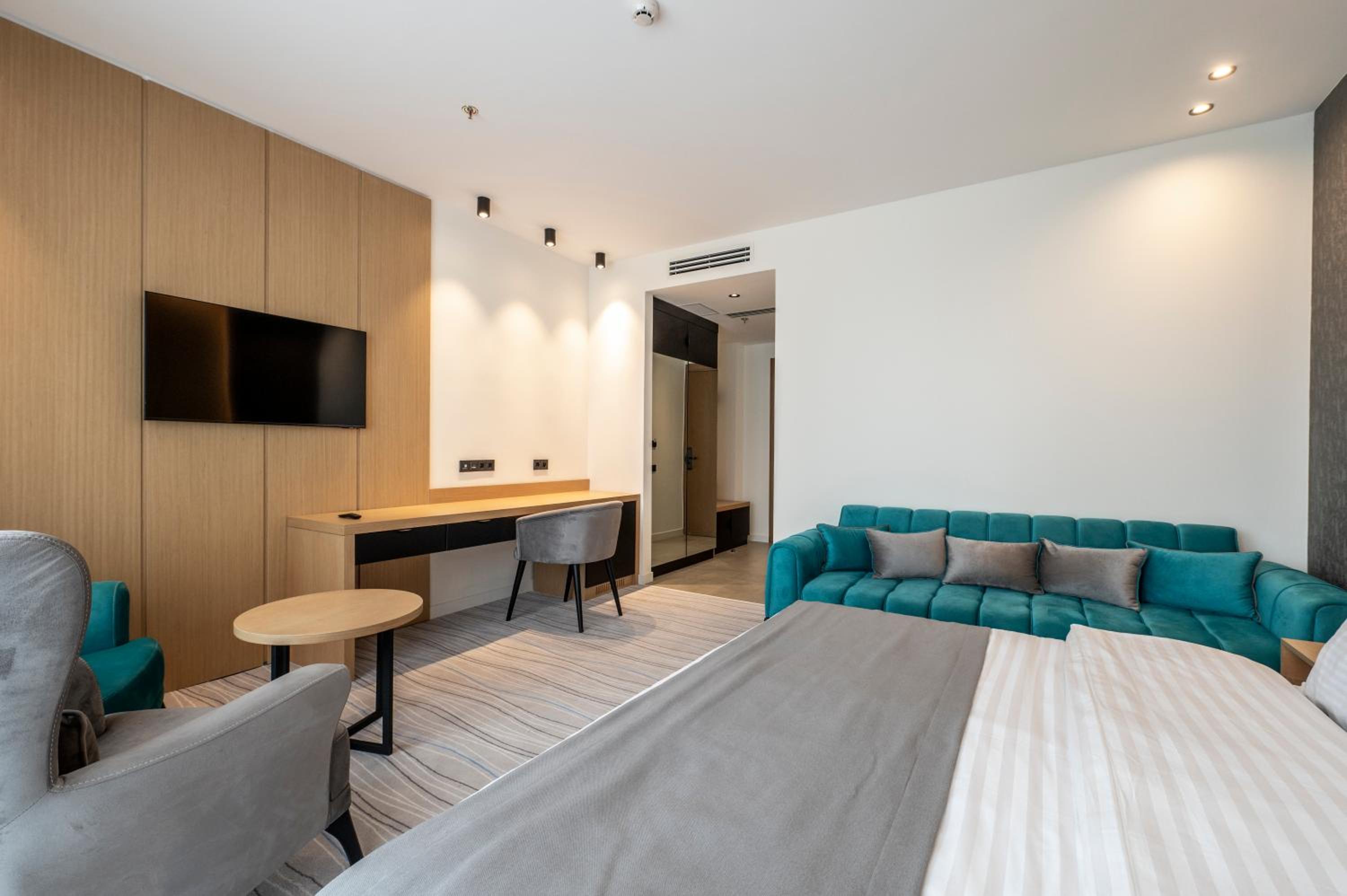 Deluxe Double Room with Balcony and Sea View - Photo 6