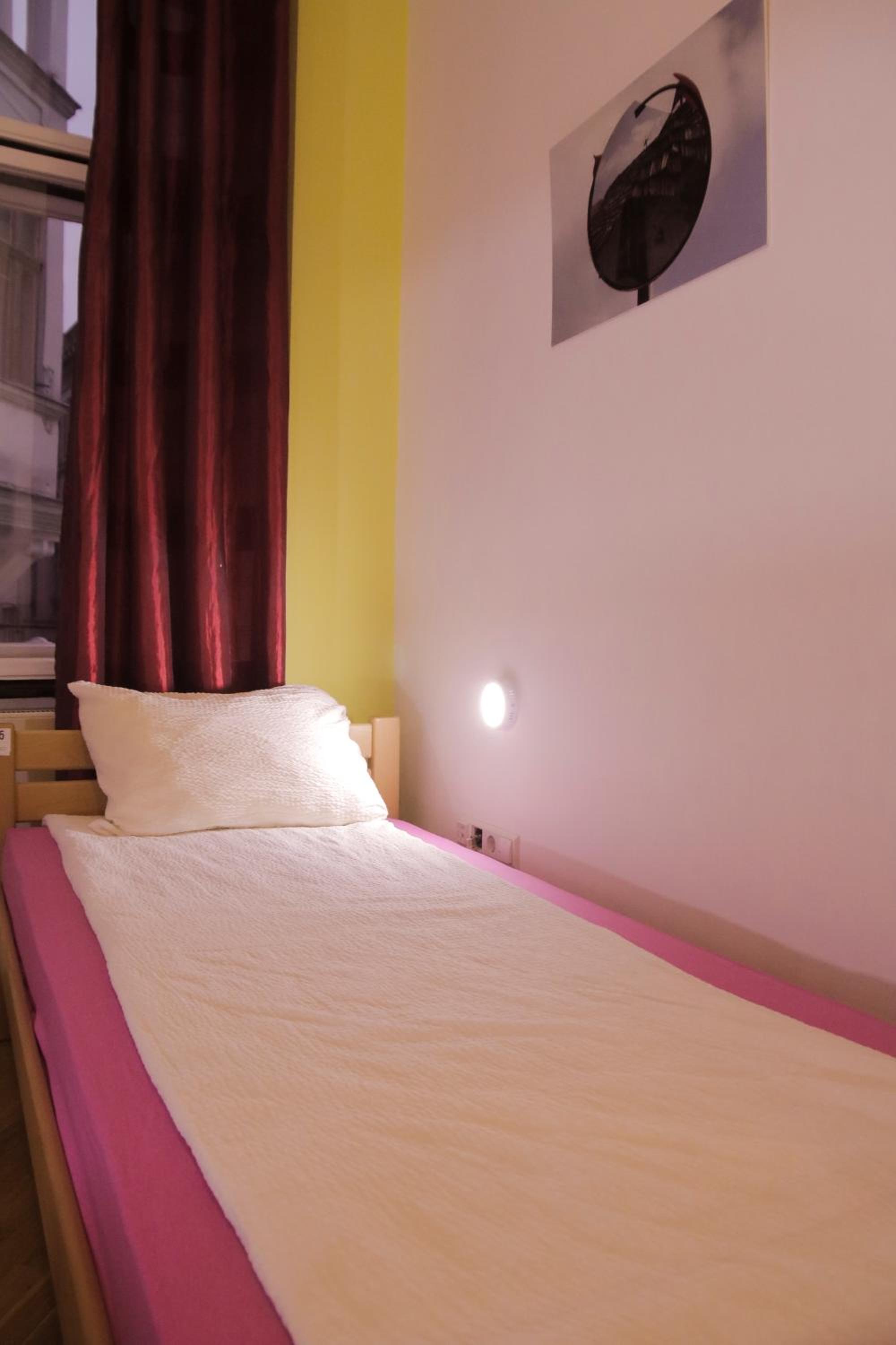 Single Bed in 5-Bed Dormitory Room photo 3