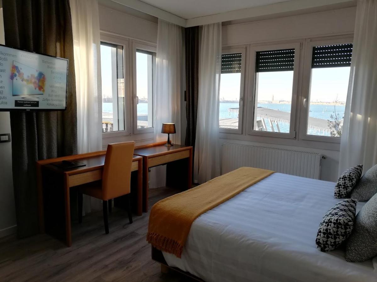 Double Room with Lagoon View - Photo 2