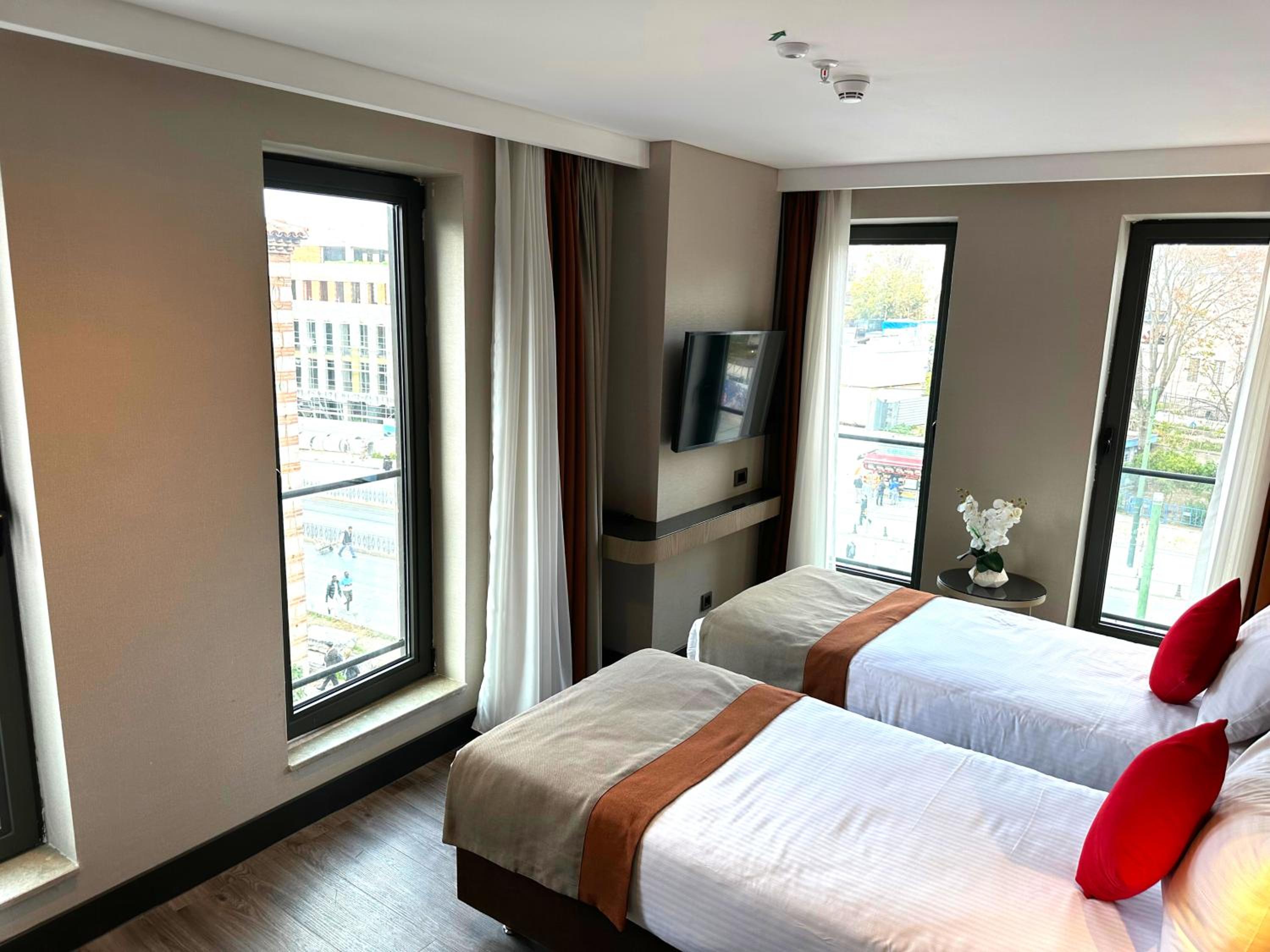 Deluxe Twin Room photo 3