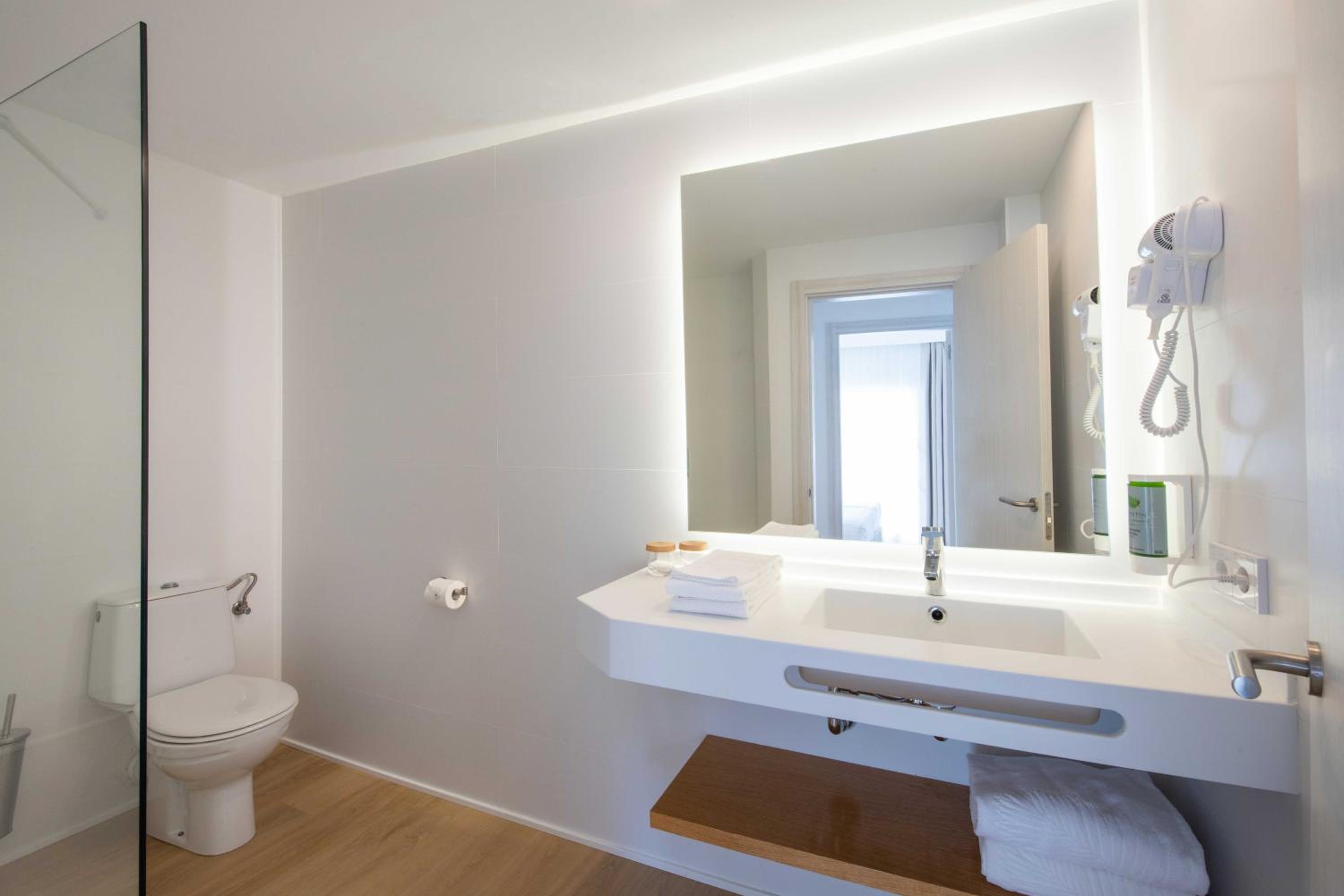 Superior One-Bedroom Apartment thumbnail 5