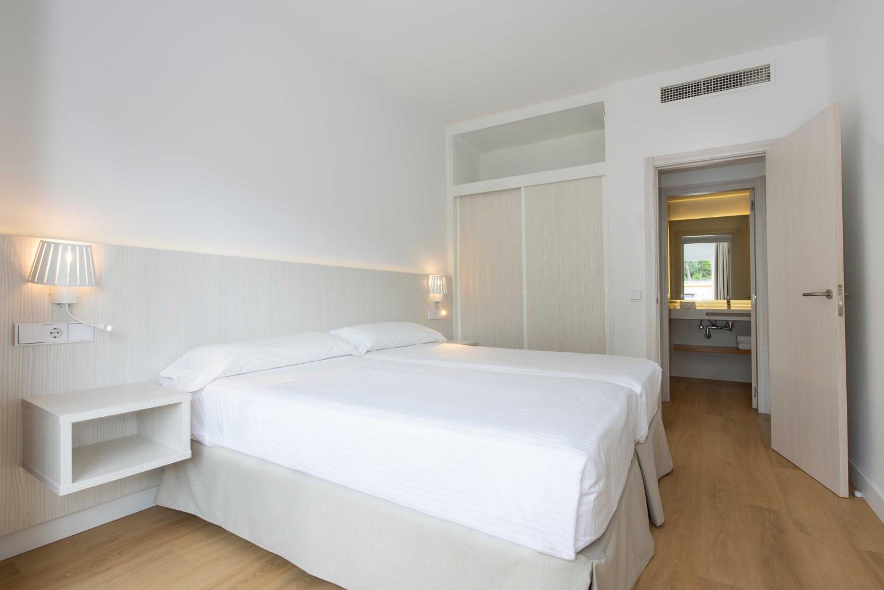 Superior One-Bedroom Apartment
