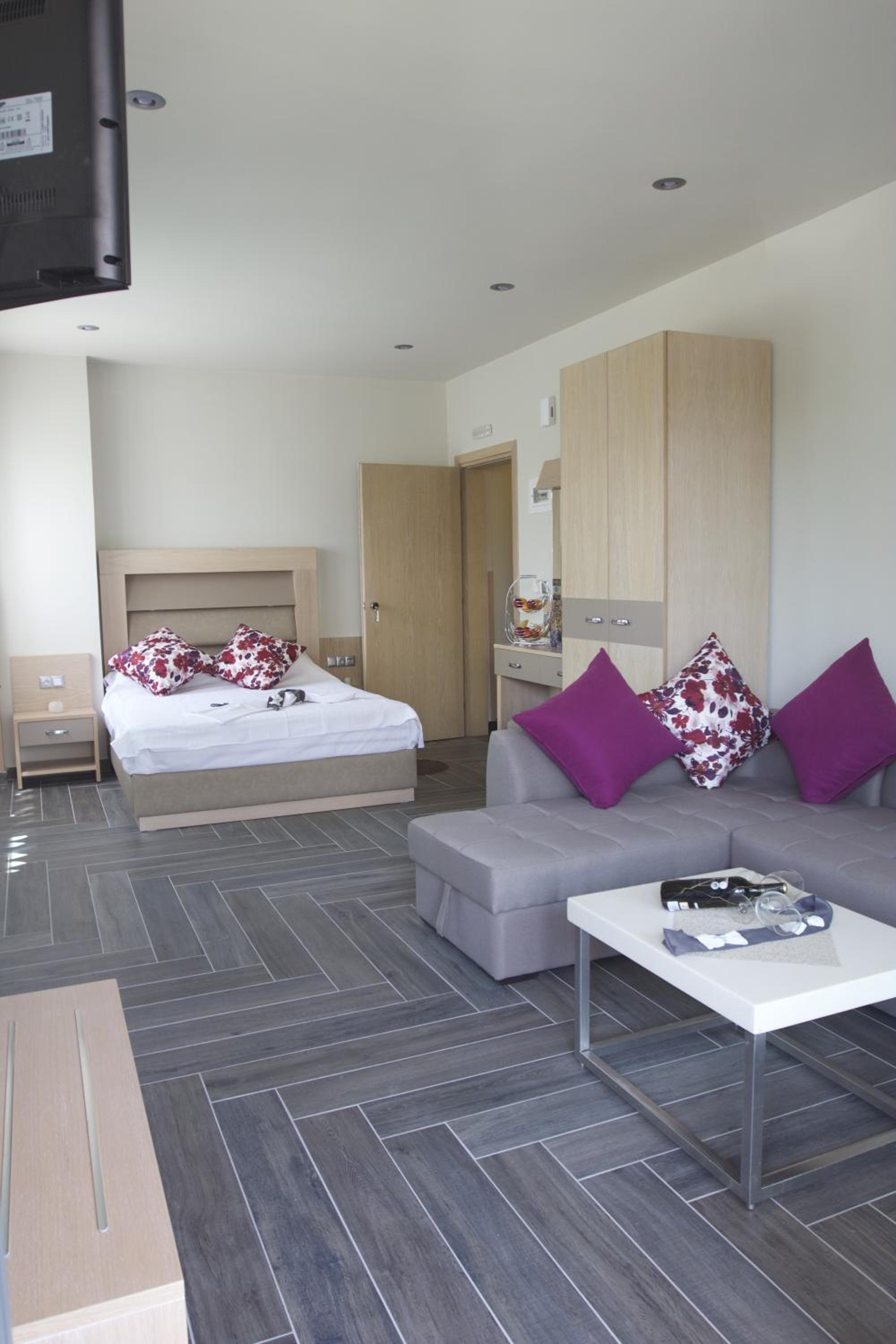 Suite with Garden View - Free Car Parking Spot - Photo 3