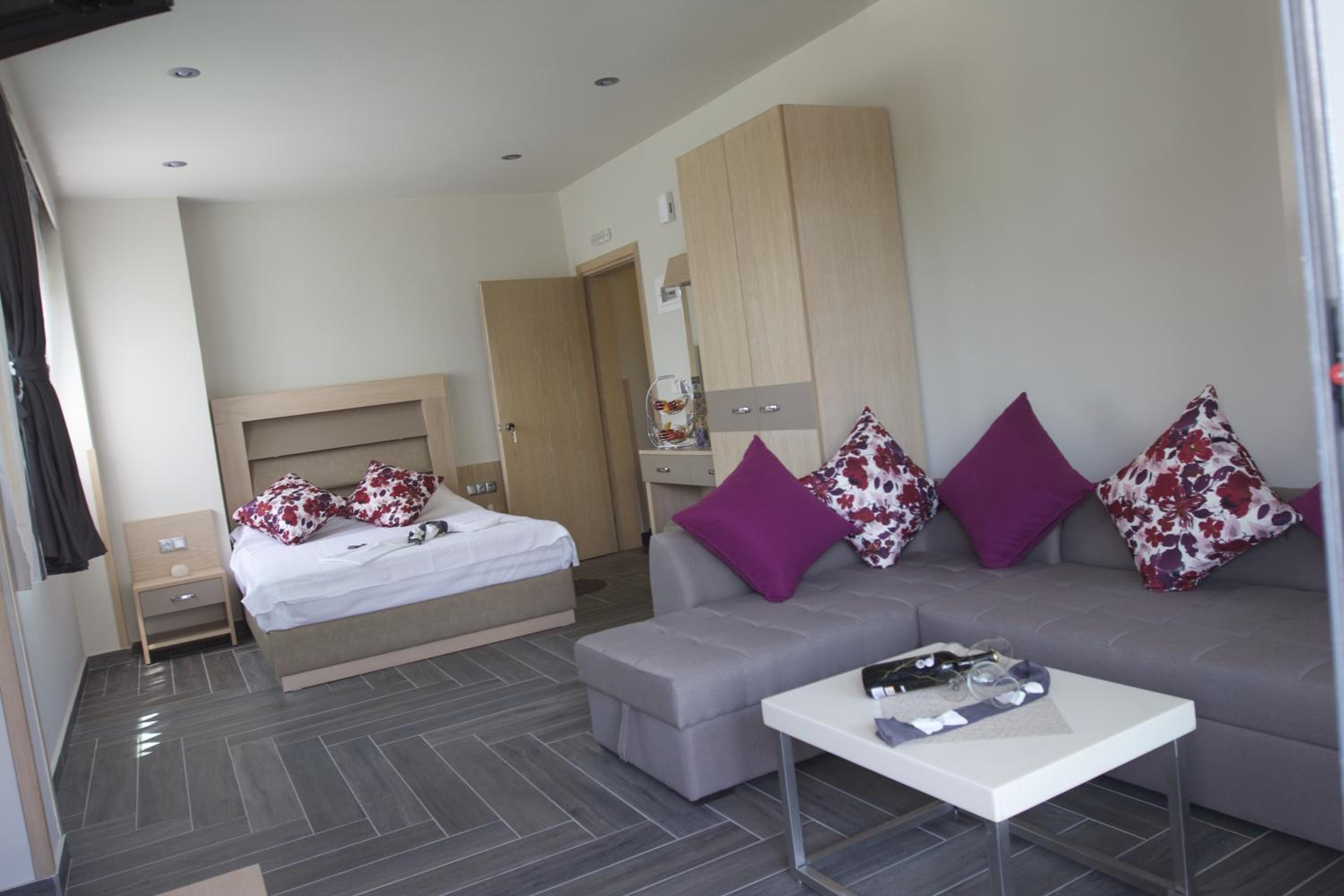 Suite with Garden View - Free Car Parking Spot - Photo 2